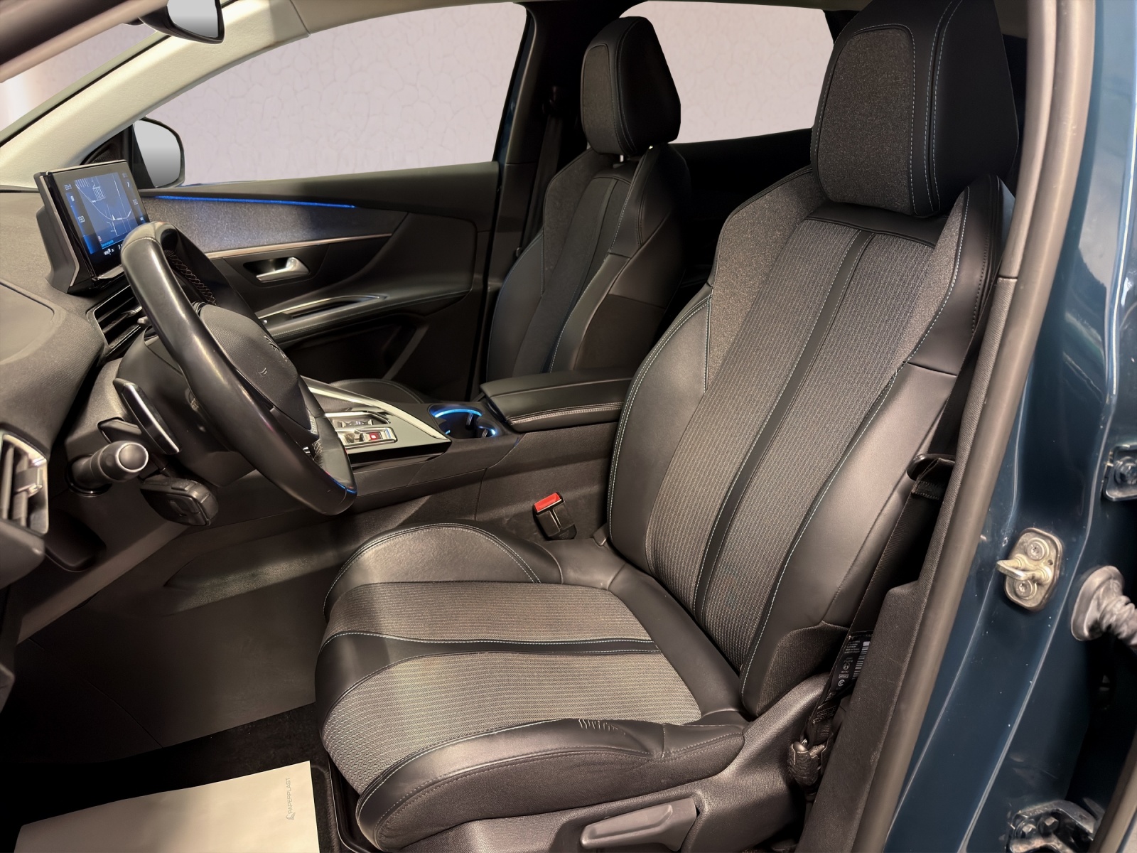 PEUGEOT 3008 1.5 BlueHDi Allure Pack EAT8-image-9