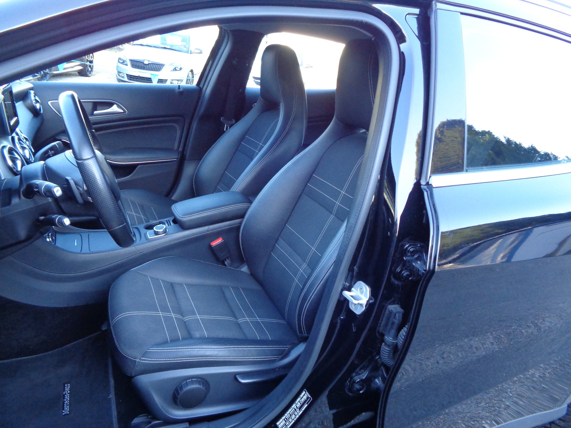 MERCEDES-BENZ GLA 180 Urban 7G-DCT-image-8
