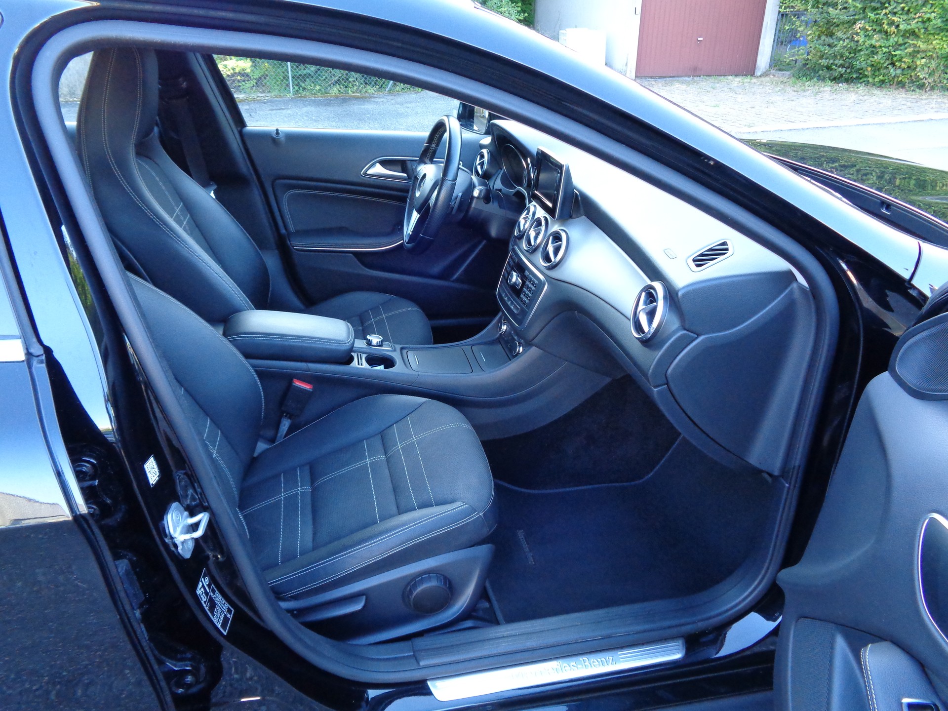 MERCEDES-BENZ GLA 180 Urban 7G-DCT-image-6