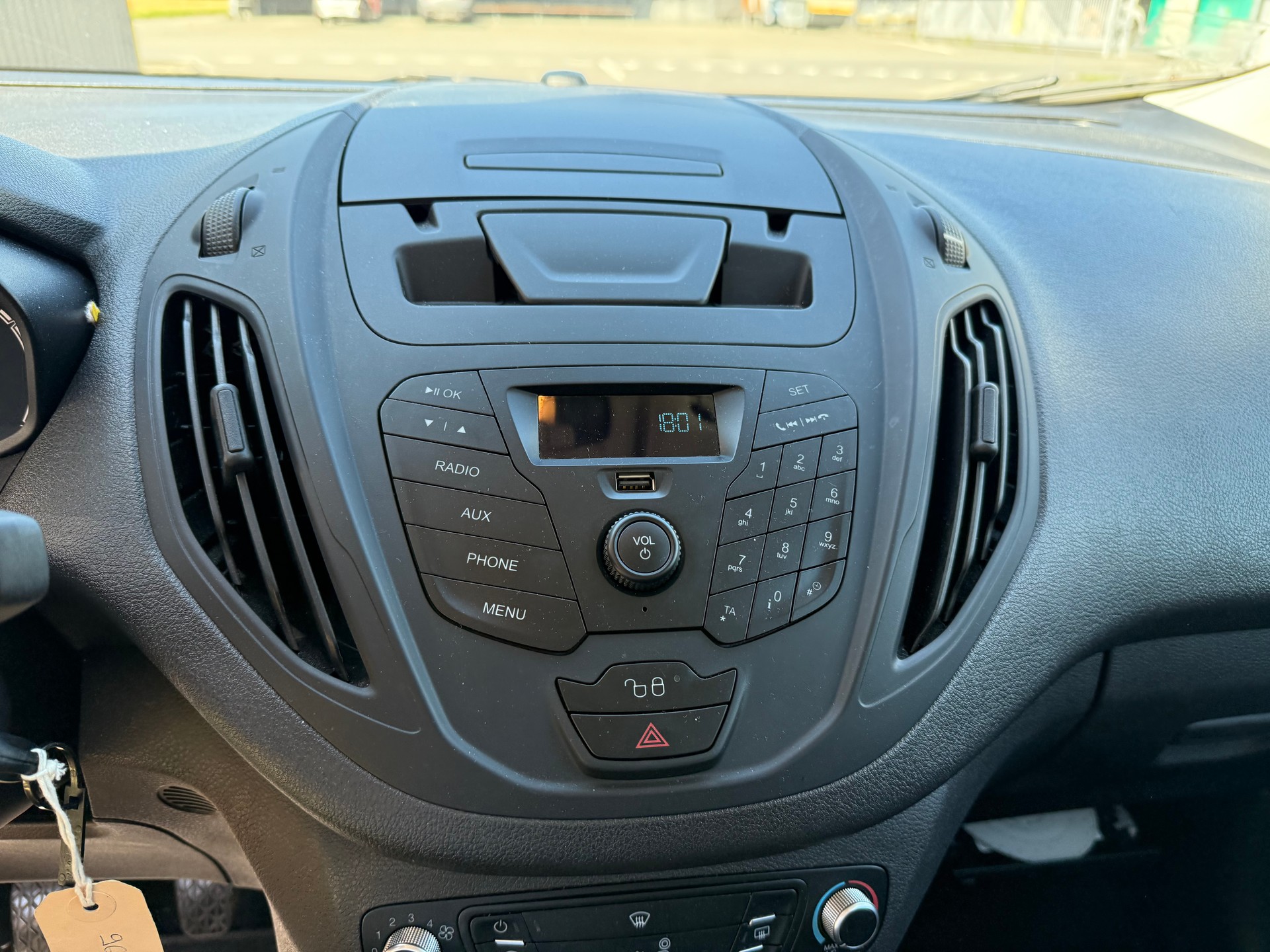 FORD Tourneo Courier 1.0 SCTi Trend +++ TACHYMATRE-image-24