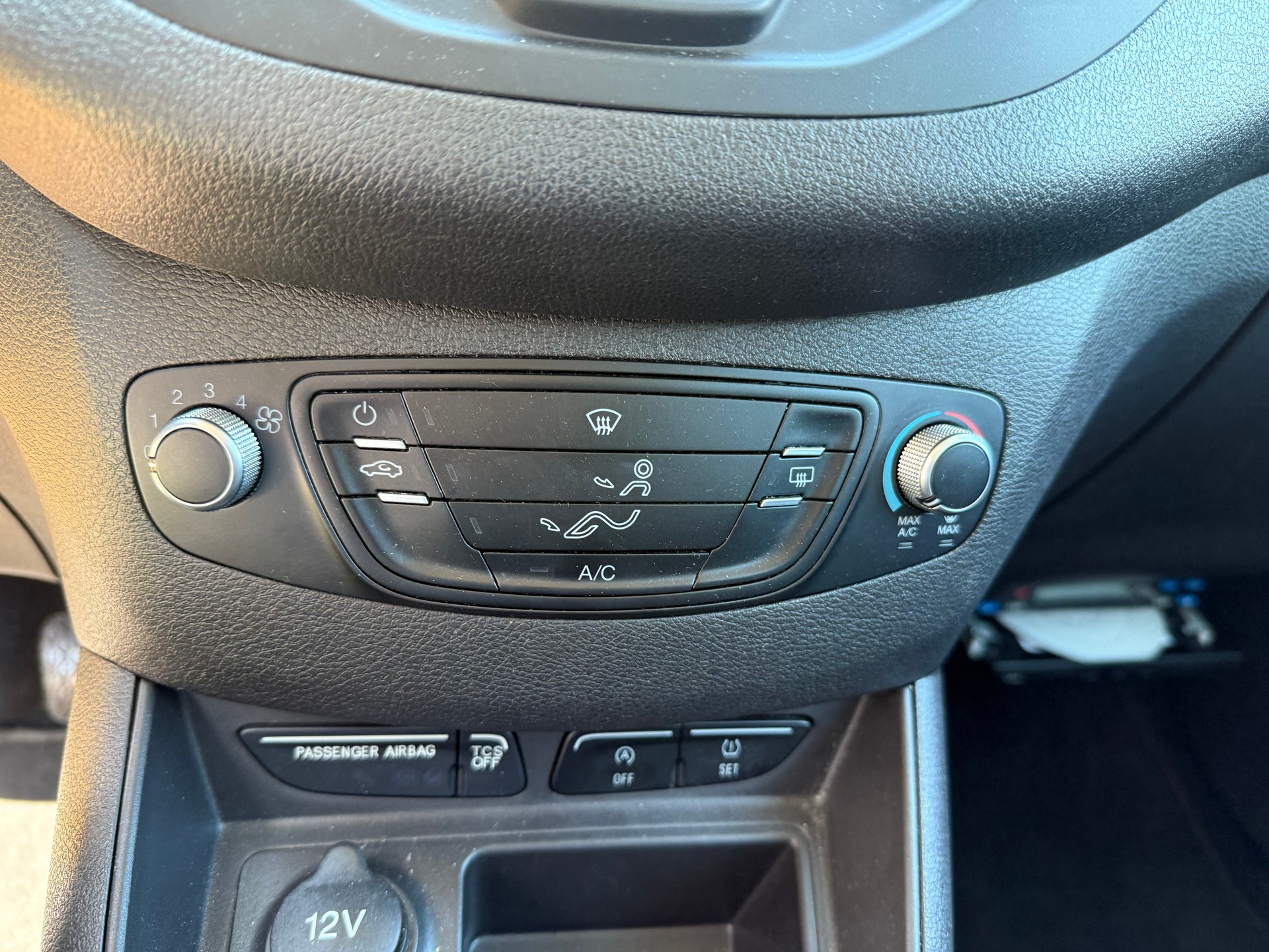 FORD Tourneo Courier 1.0 SCTi Trend +++ TACHYMATRE-image-27