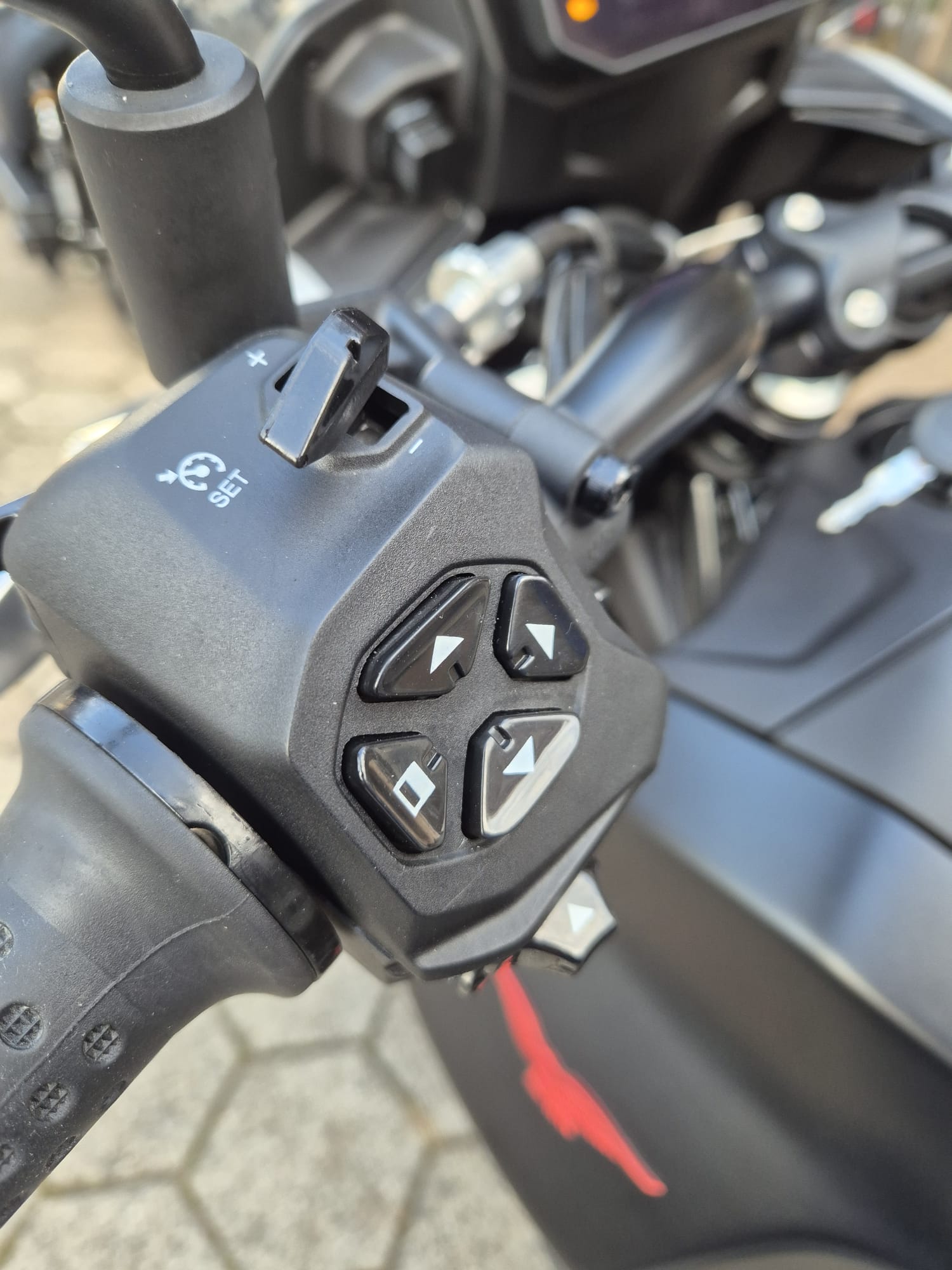 MOTO GUZZI V85 TT Strada E5+-image-2