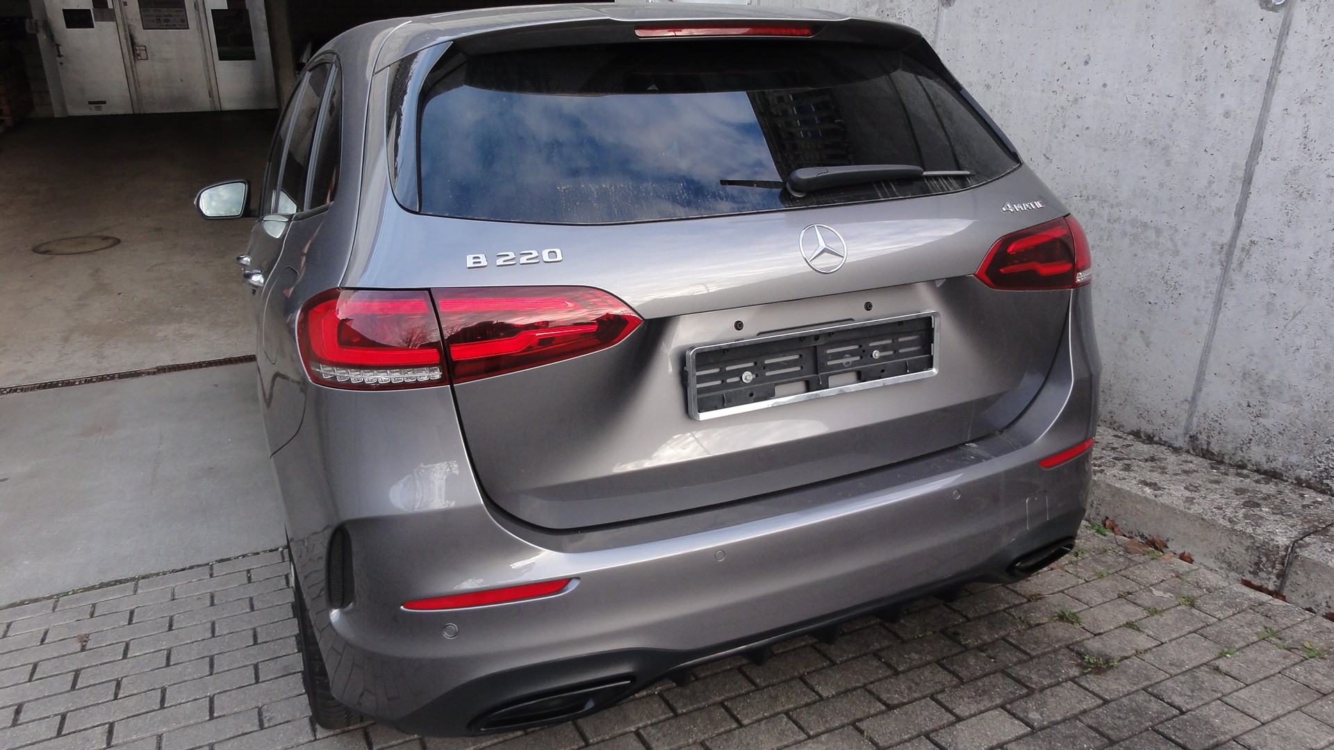 MERCEDES-BENZ B 220 4Matic AMG-Line *Edition* *-image-5