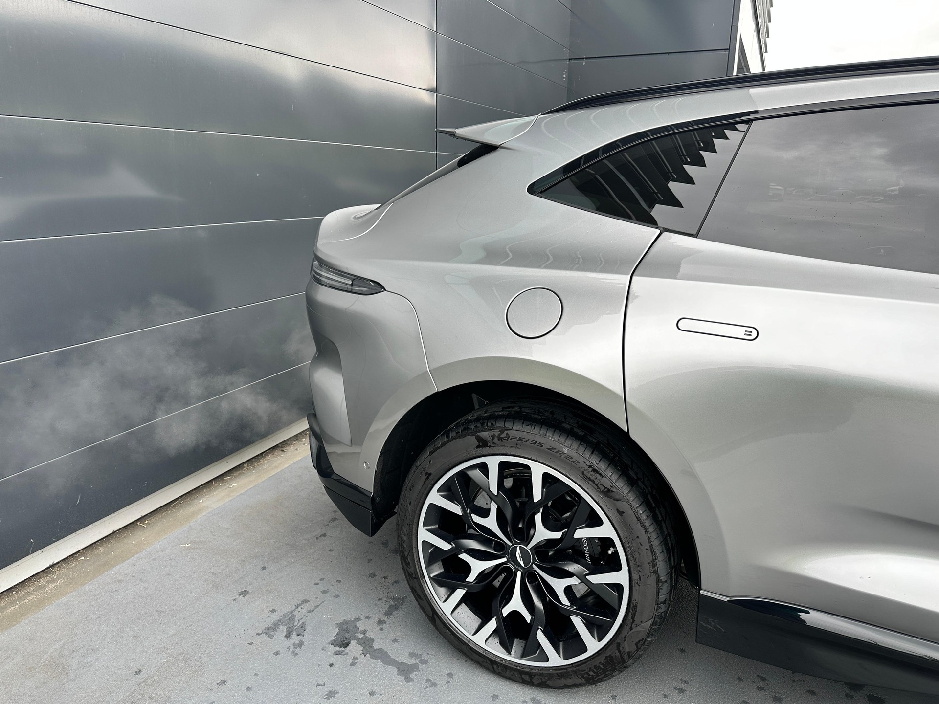 ASTON MARTIN DBX 707 4.0 V8 Bi-Turbo-image-40