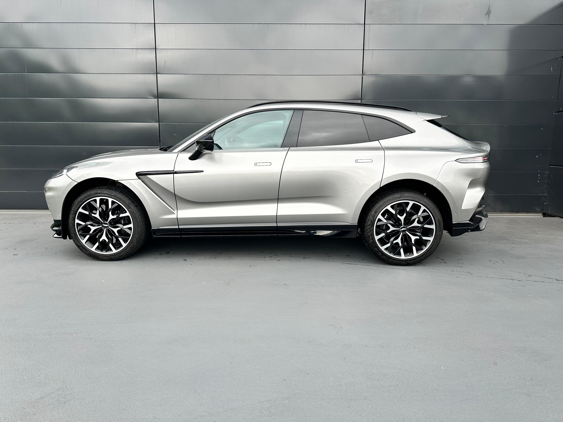 ASTON MARTIN DBX 707 4.0 V8 Bi-Turbo-image-27