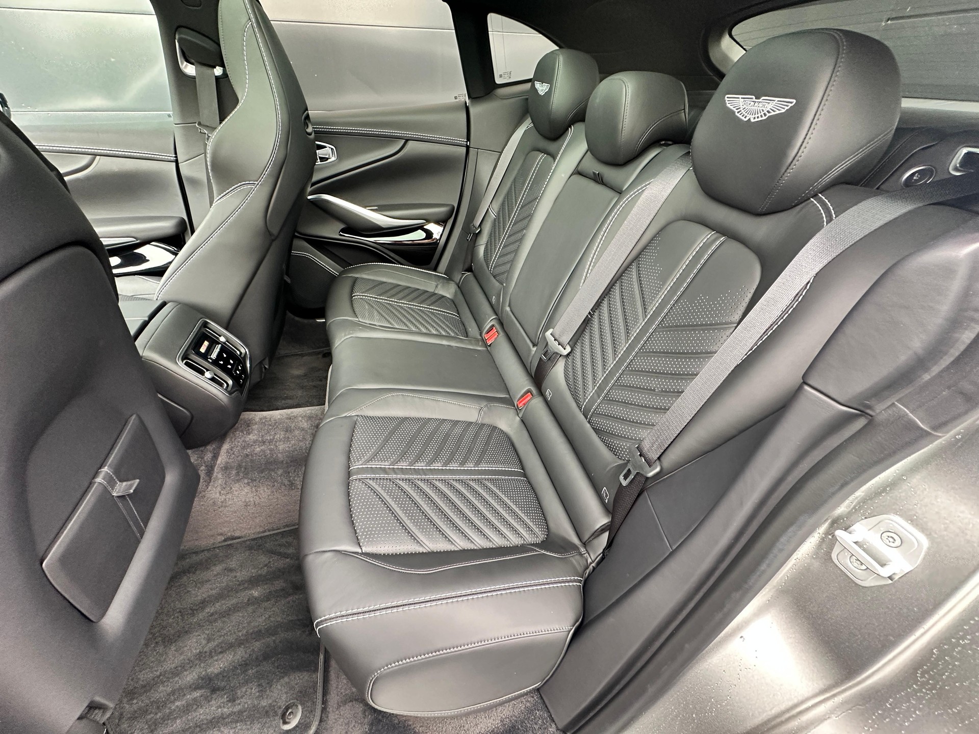 ASTON MARTIN DBX 707 4.0 V8 Bi-Turbo-image-30