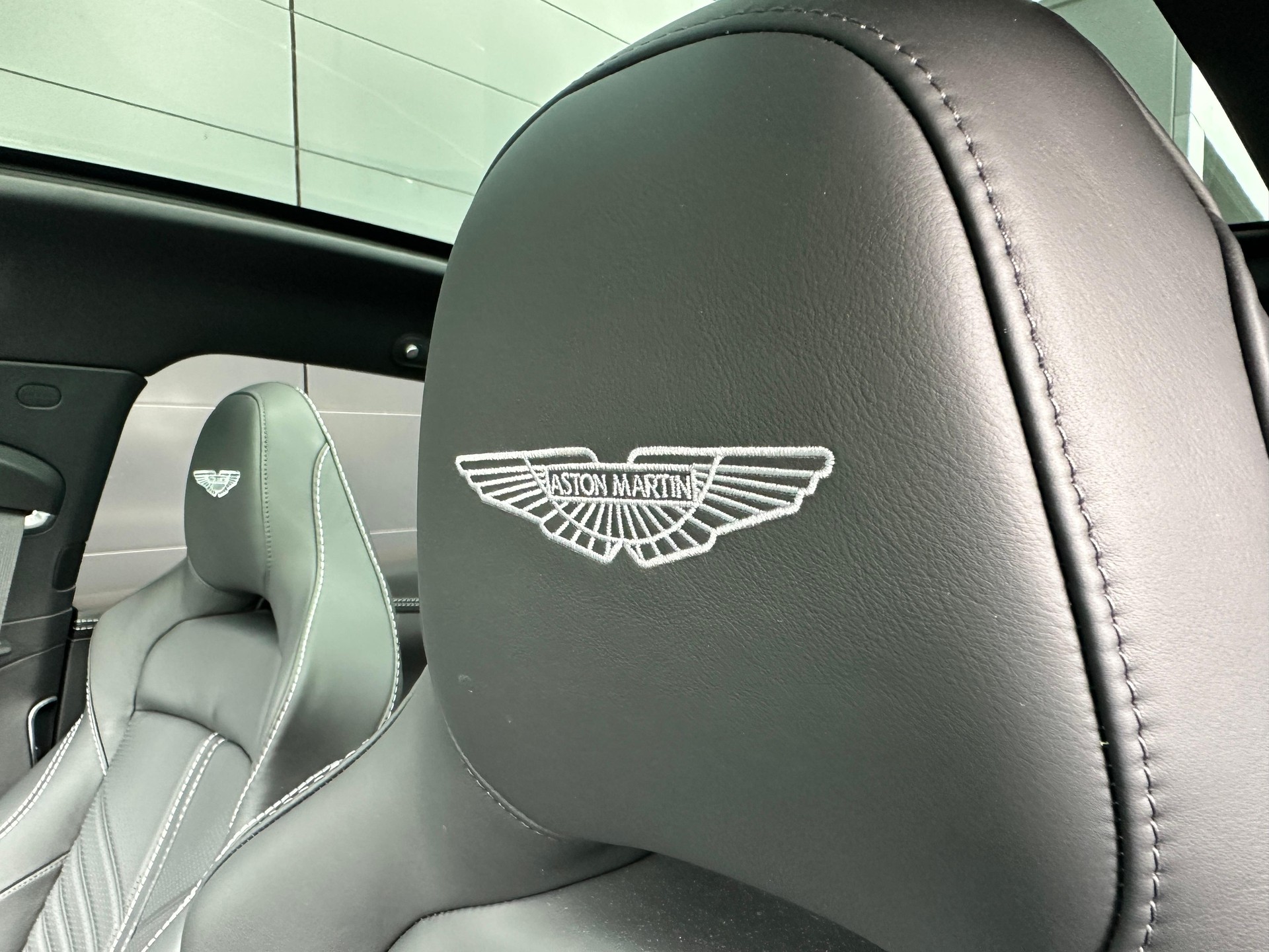 ASTON MARTIN DBX 707 4.0 V8 Bi-Turbo-image-32