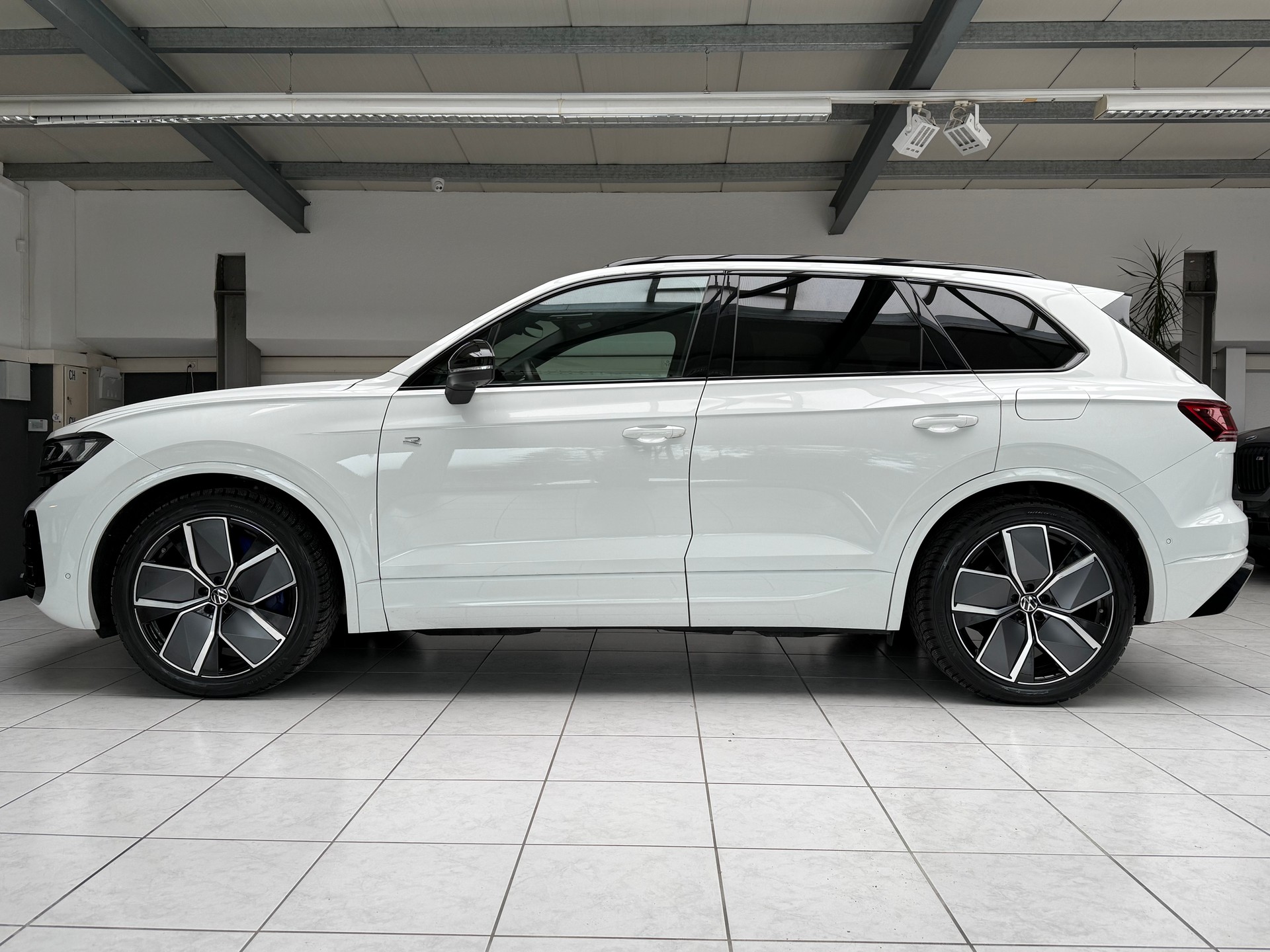 VW Touareg 3.0 TSI eHybrid R Tiptronic * Werksgarantie bis 10.2027 *-image-1
