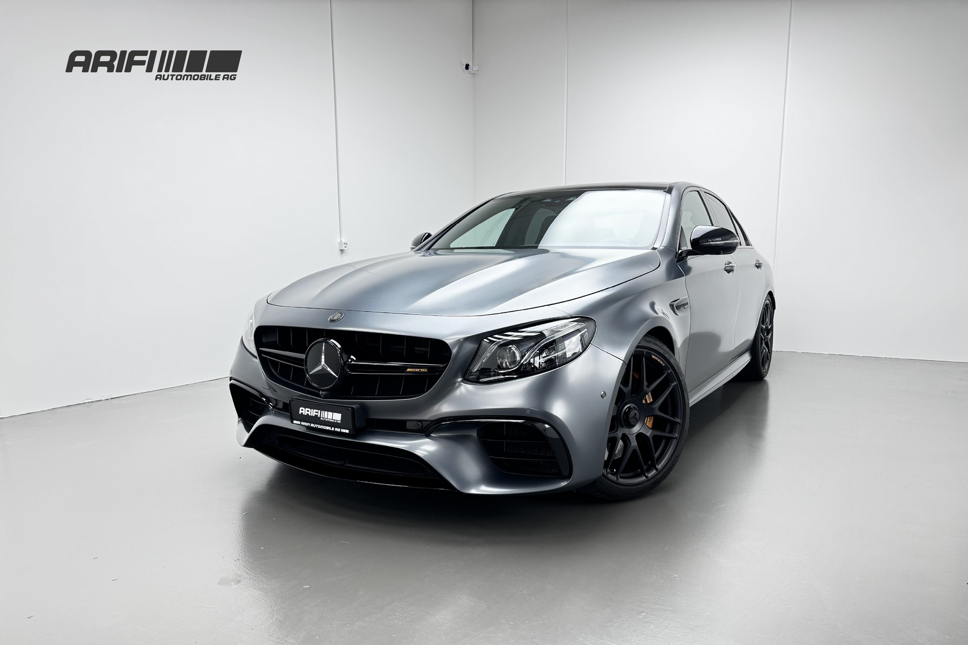 MERCEDES-BENZ E 63 AMG S Edition 1 Selenitgrau Magno-showroom-element-1