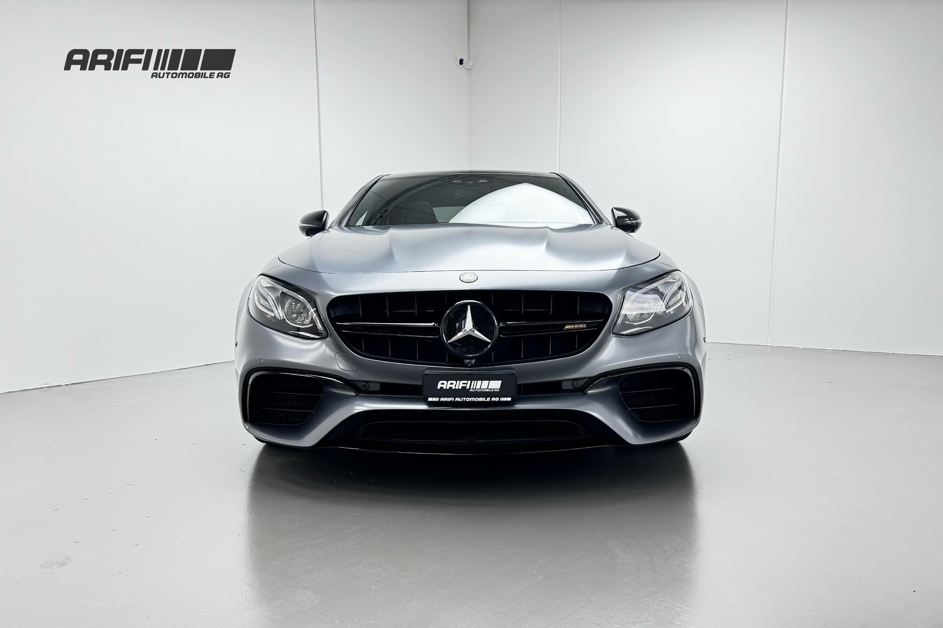 MERCEDES-BENZ E 63 AMG S Edition 1 Selenitgrau Magno-showroom-element-2