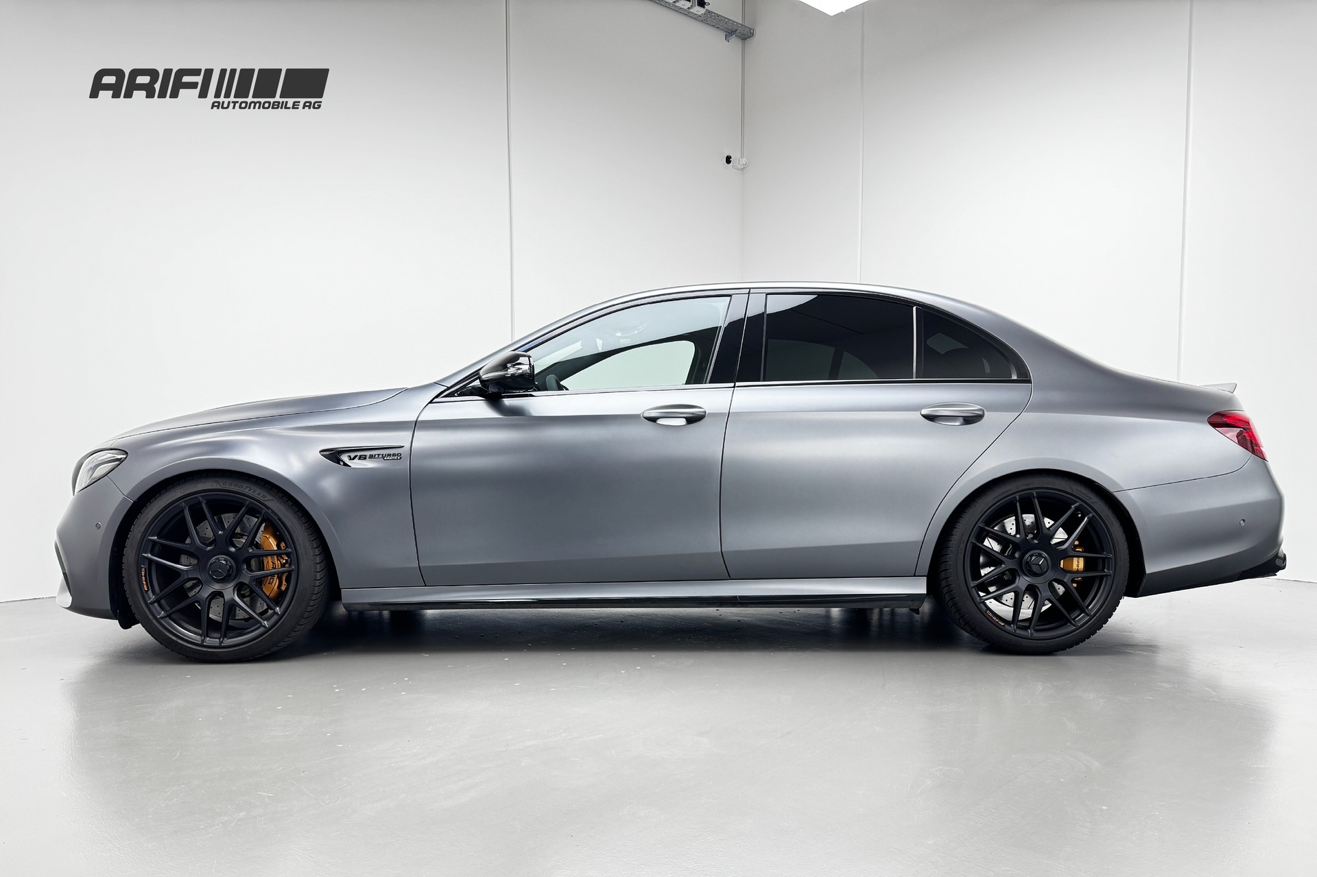MERCEDES-BENZ E 63 AMG S Edition 1 Selenitgrau Magno-showroom-element-3