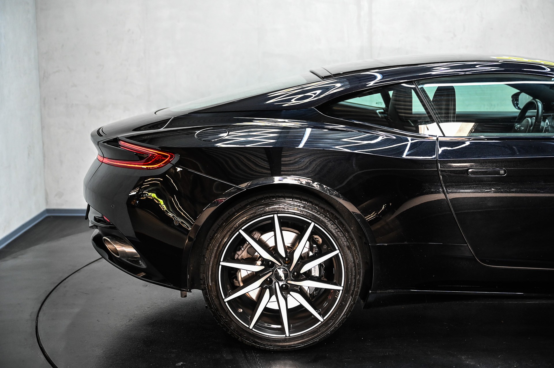 ASTON MARTIN DB11 Coupé 4.0 V8 Bi-Turbo-image-13