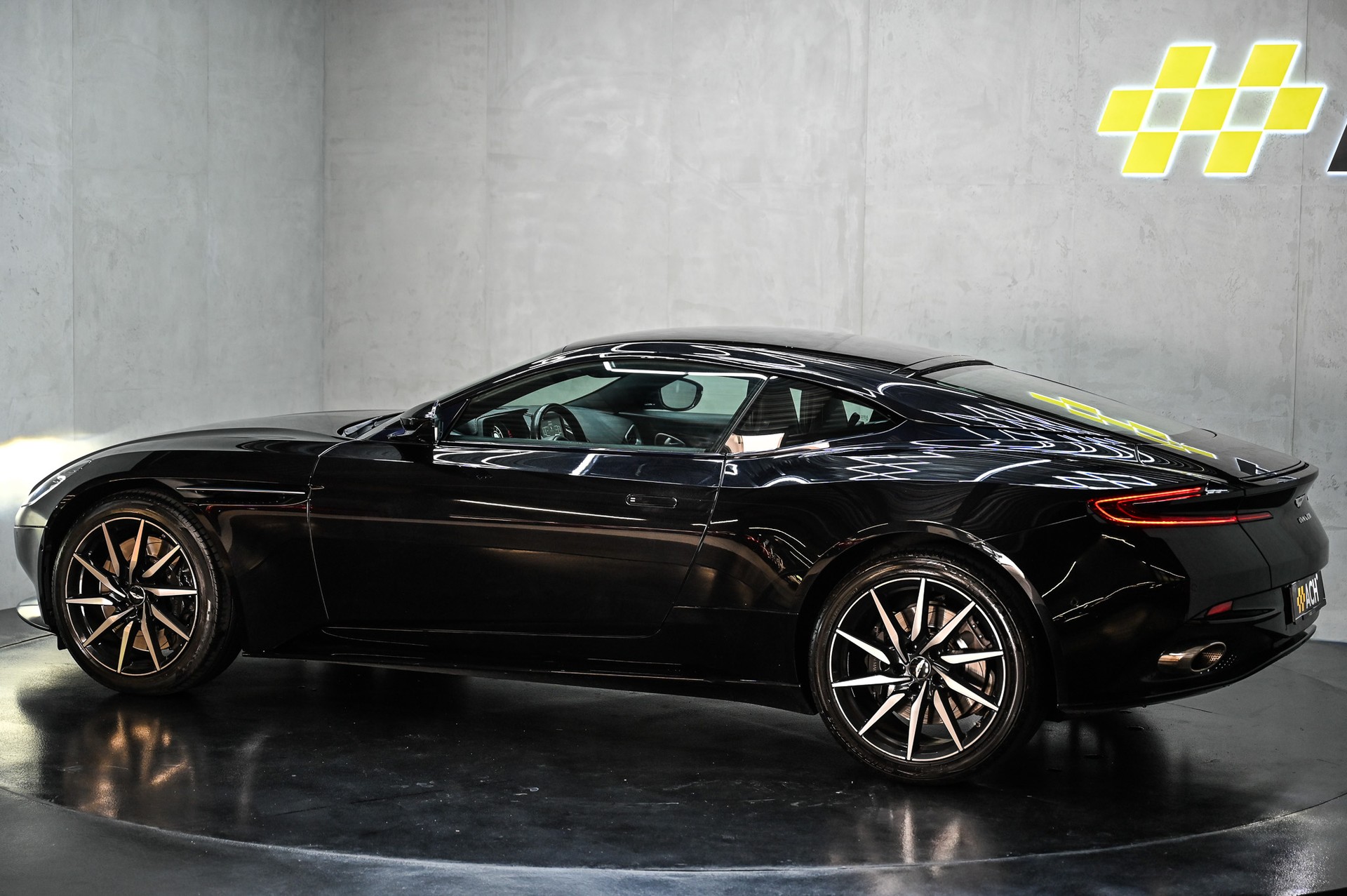ASTON MARTIN DB11 Coupé 4.0 V8 Bi-Turbo-image-5