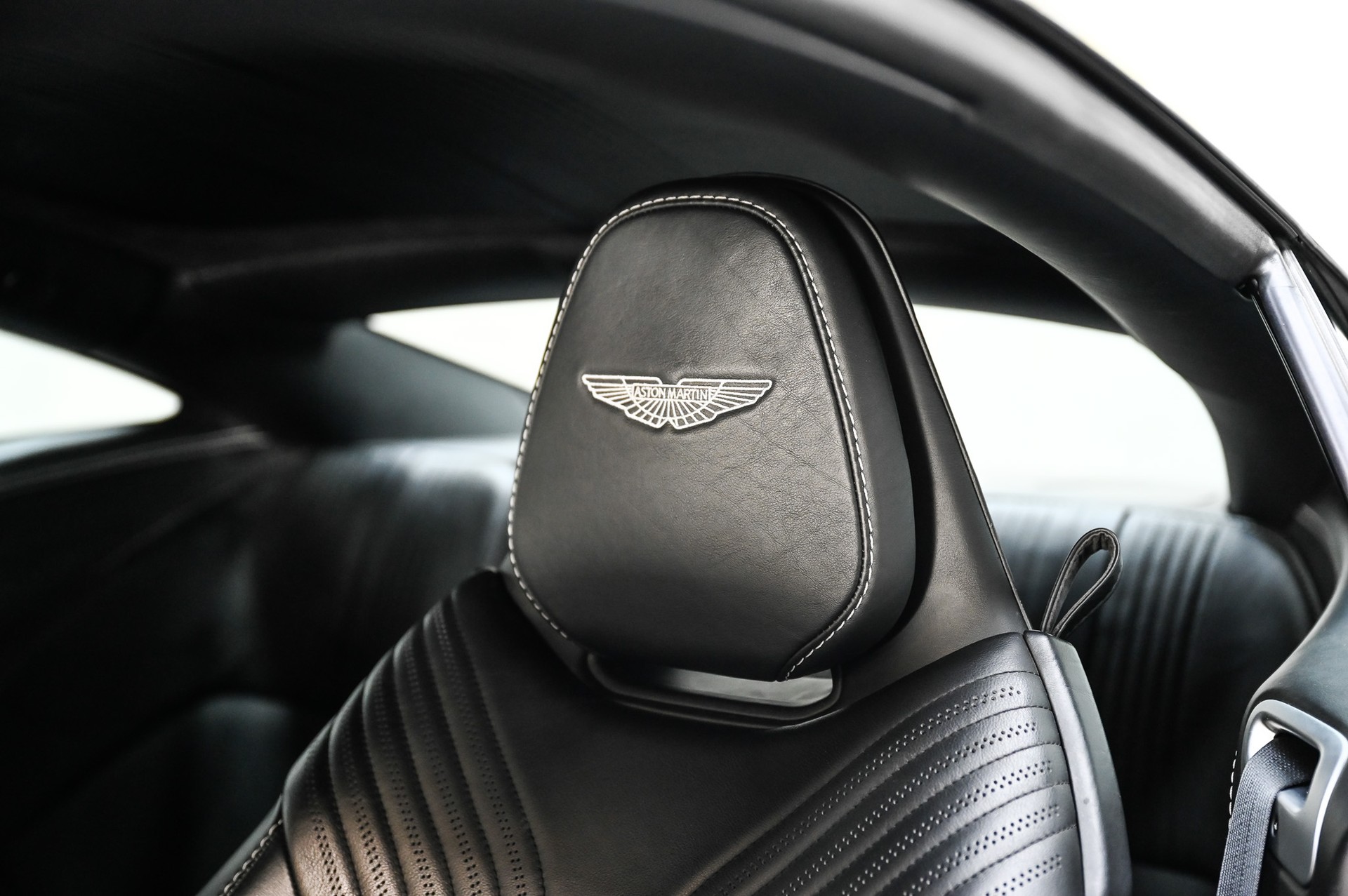 ASTON MARTIN DB11 Coupé 4.0 V8 Bi-Turbo-image-16
