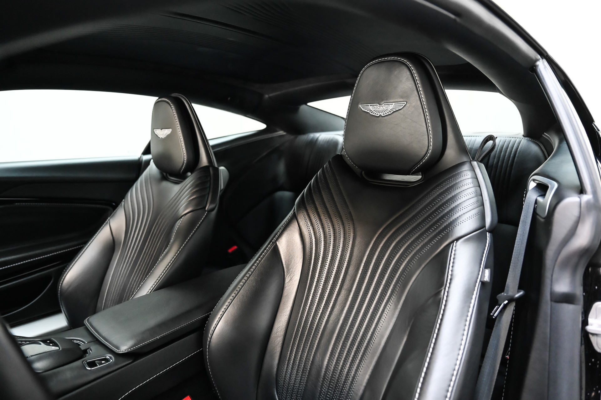 ASTON MARTIN DB11 Coupé 4.0 V8 Bi-Turbo-image-15