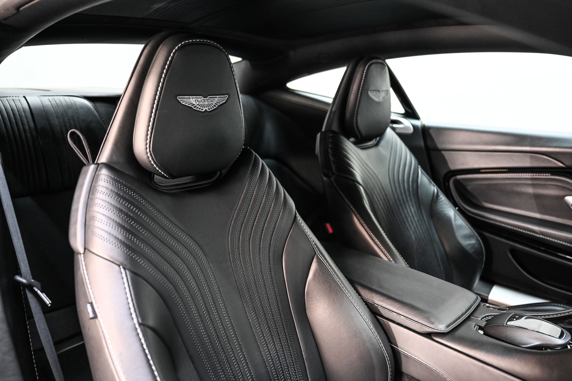 ASTON MARTIN DB11 Coupé 4.0 V8 Bi-Turbo-image-17