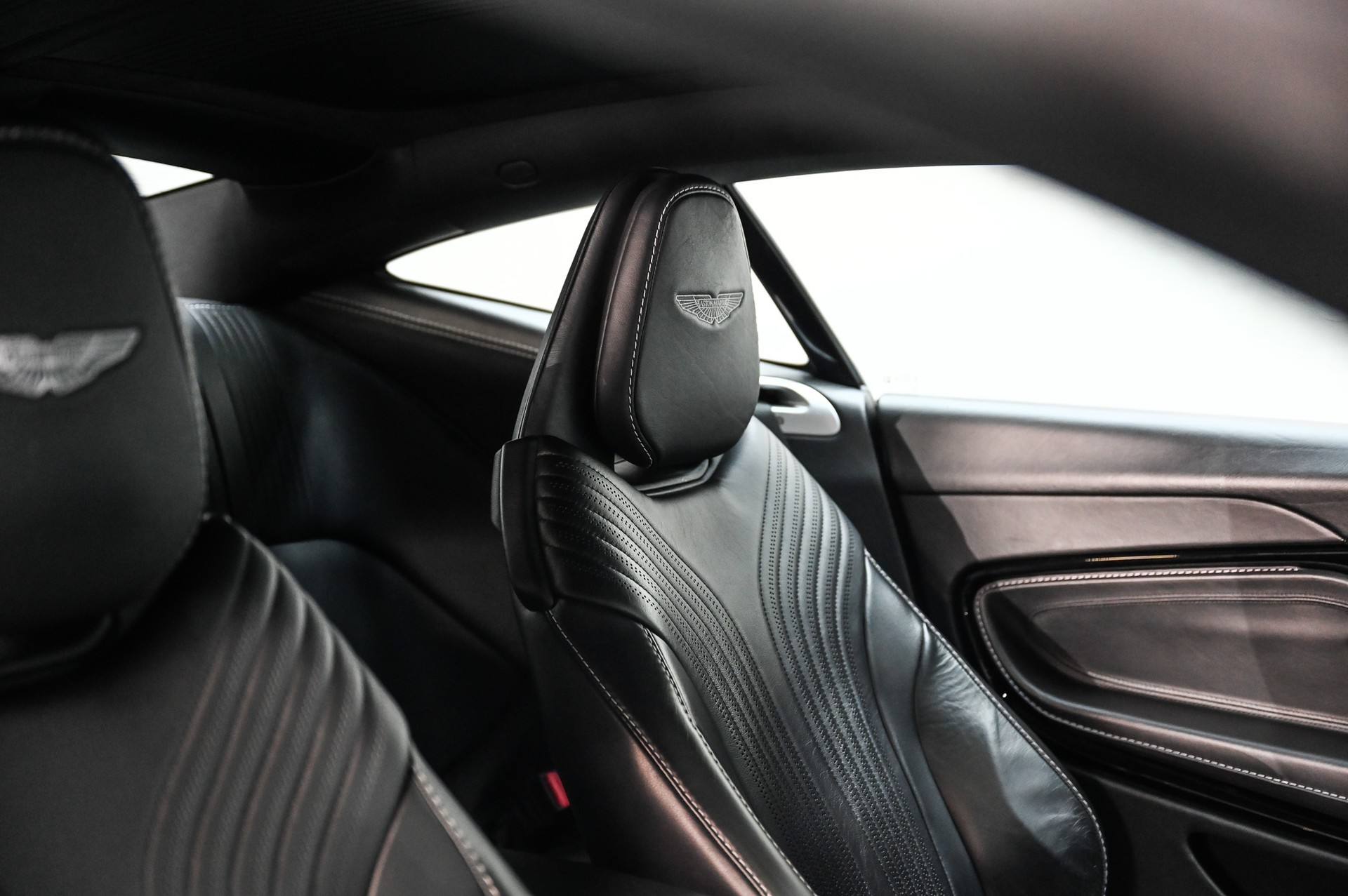 ASTON MARTIN DB11 Coupé 4.0 V8 Bi-Turbo-image-18