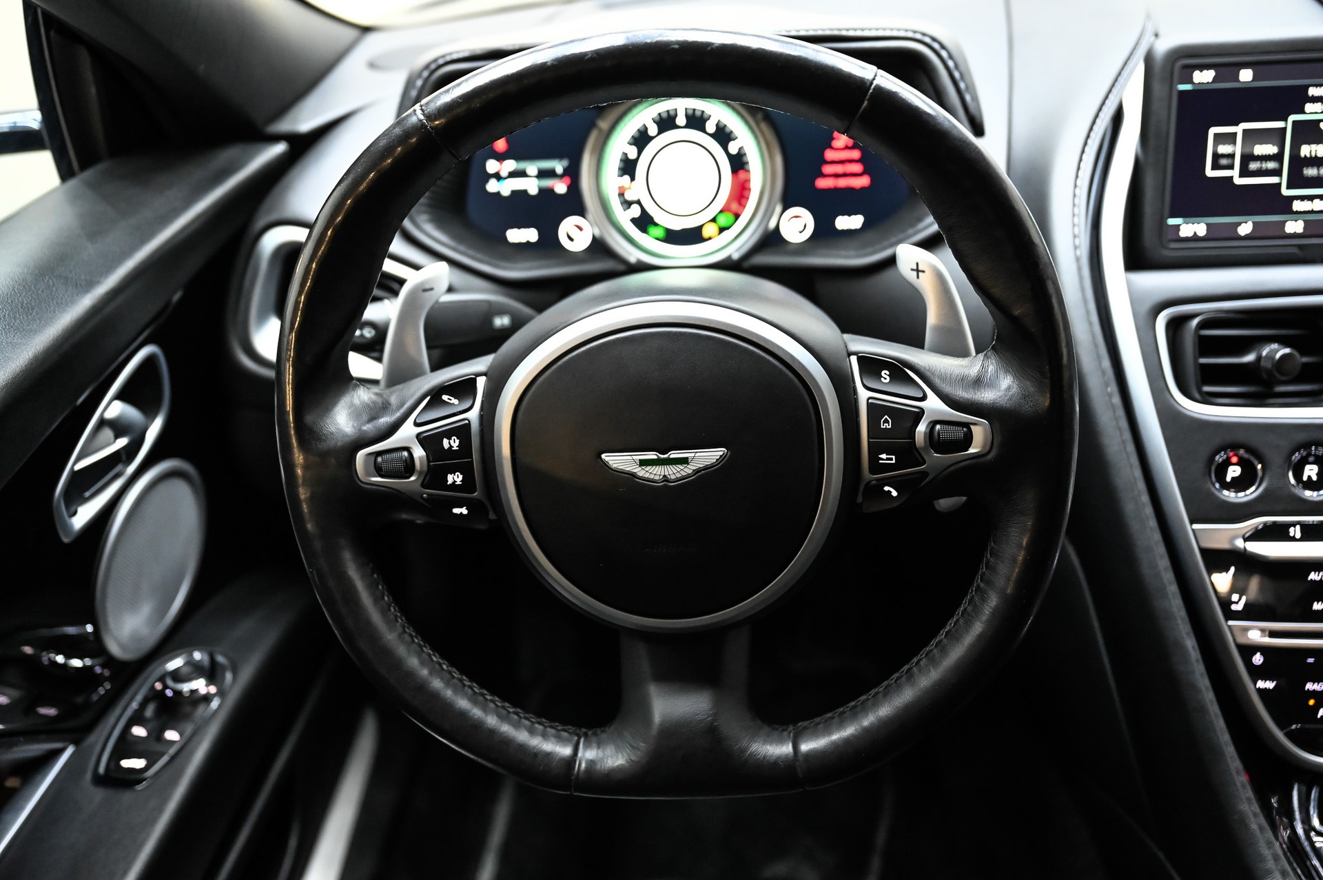 ASTON MARTIN DB11 Coupé 4.0 V8 Bi-Turbo-image-23