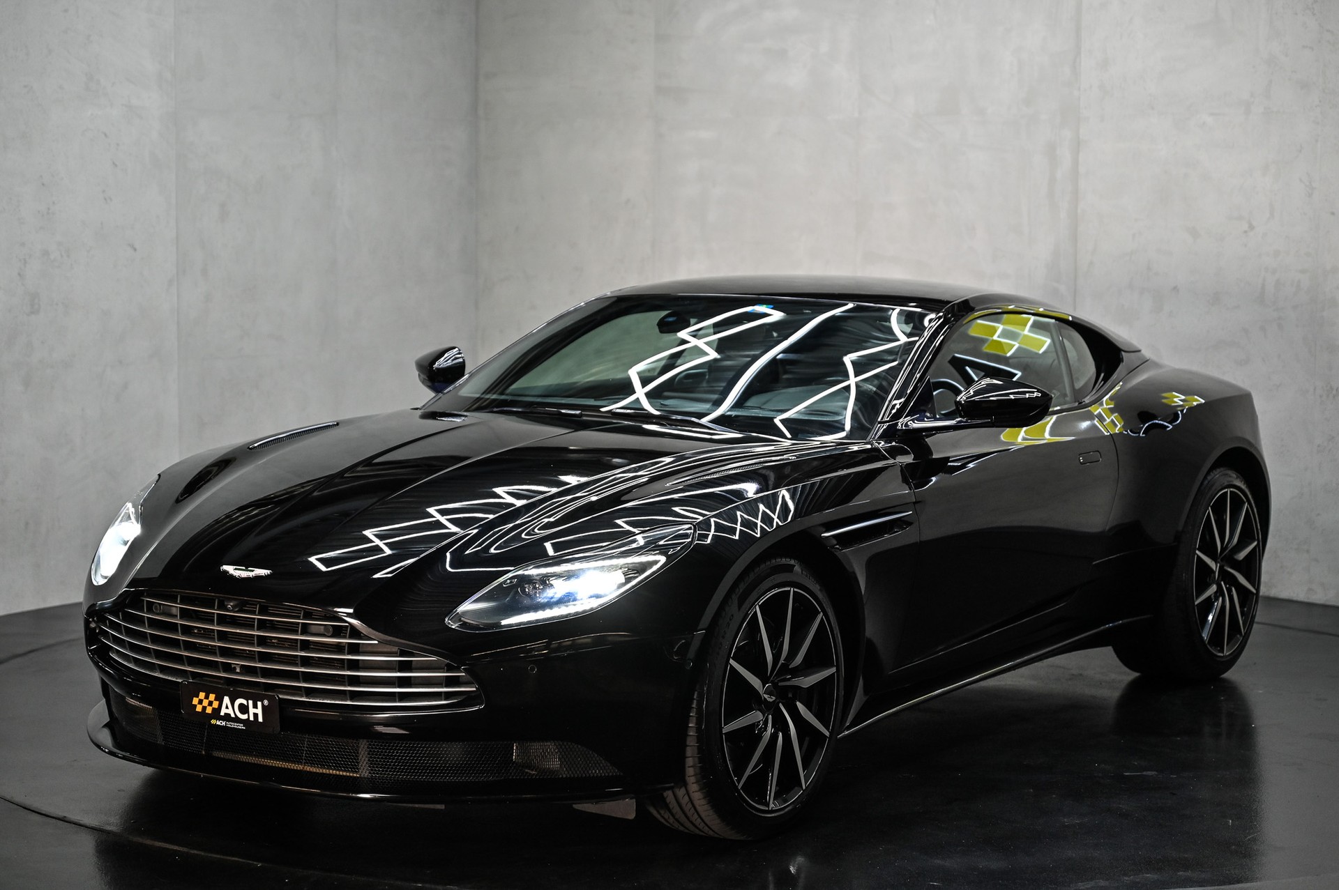 ASTON MARTIN DB11 Coupé 4.0 V8 Bi-Turbo-showroom-element-2