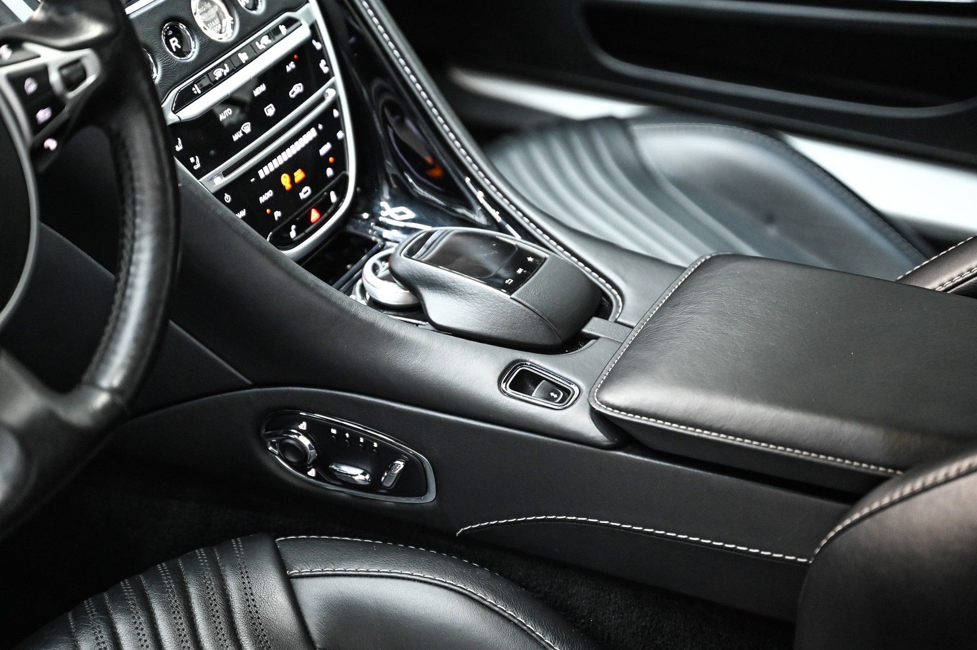 ASTON MARTIN DB11 Coupé 4.0 V8 Bi-Turbo-image-25