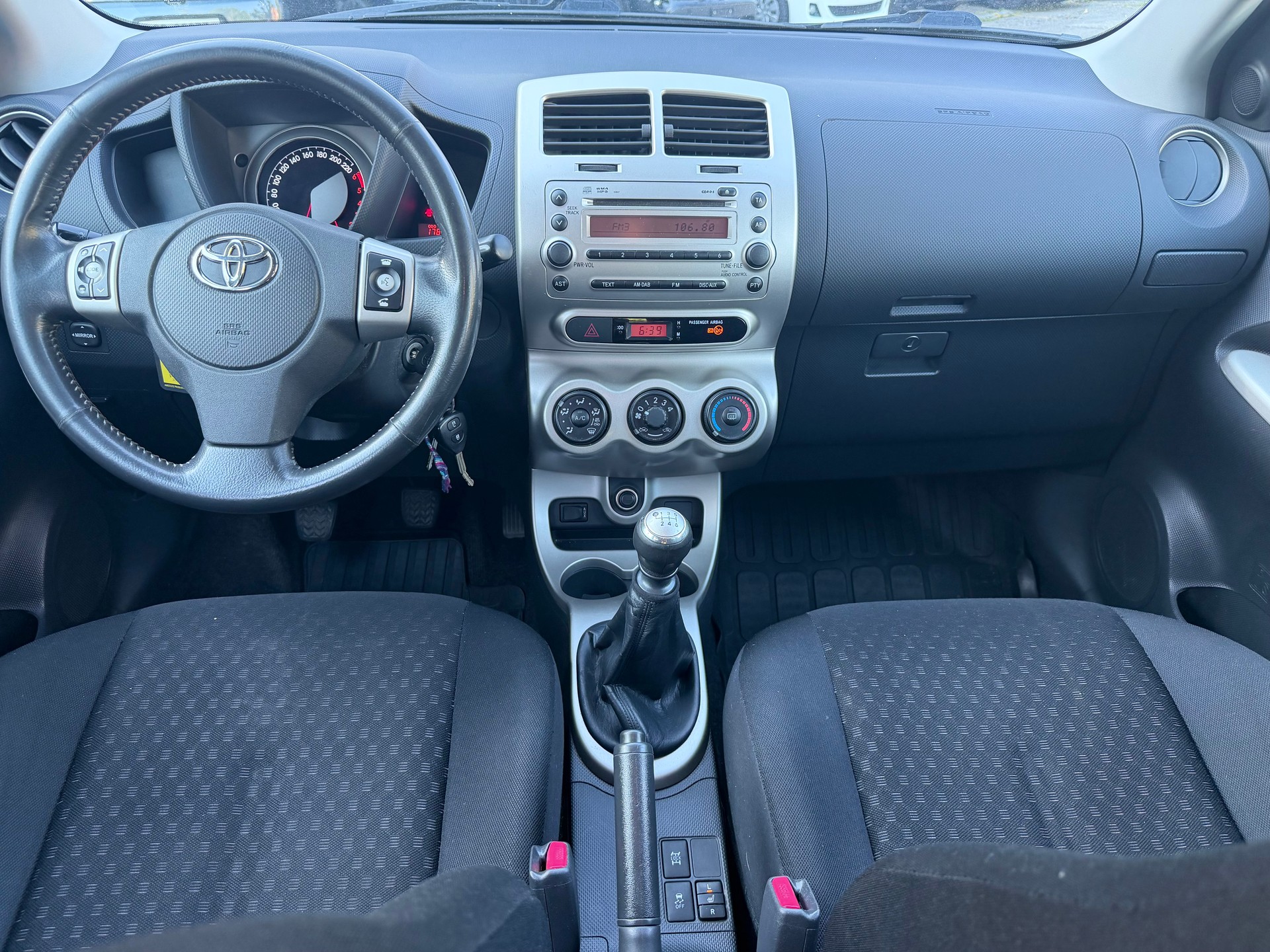 TOYOTA UrbanCruiser 1.4 D-4D Linea Luna 4WD-image-9