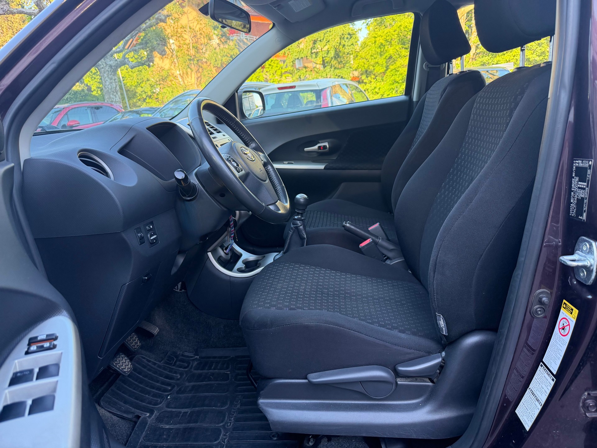 TOYOTA UrbanCruiser 1.4 D-4D Linea Luna 4WD-image-12