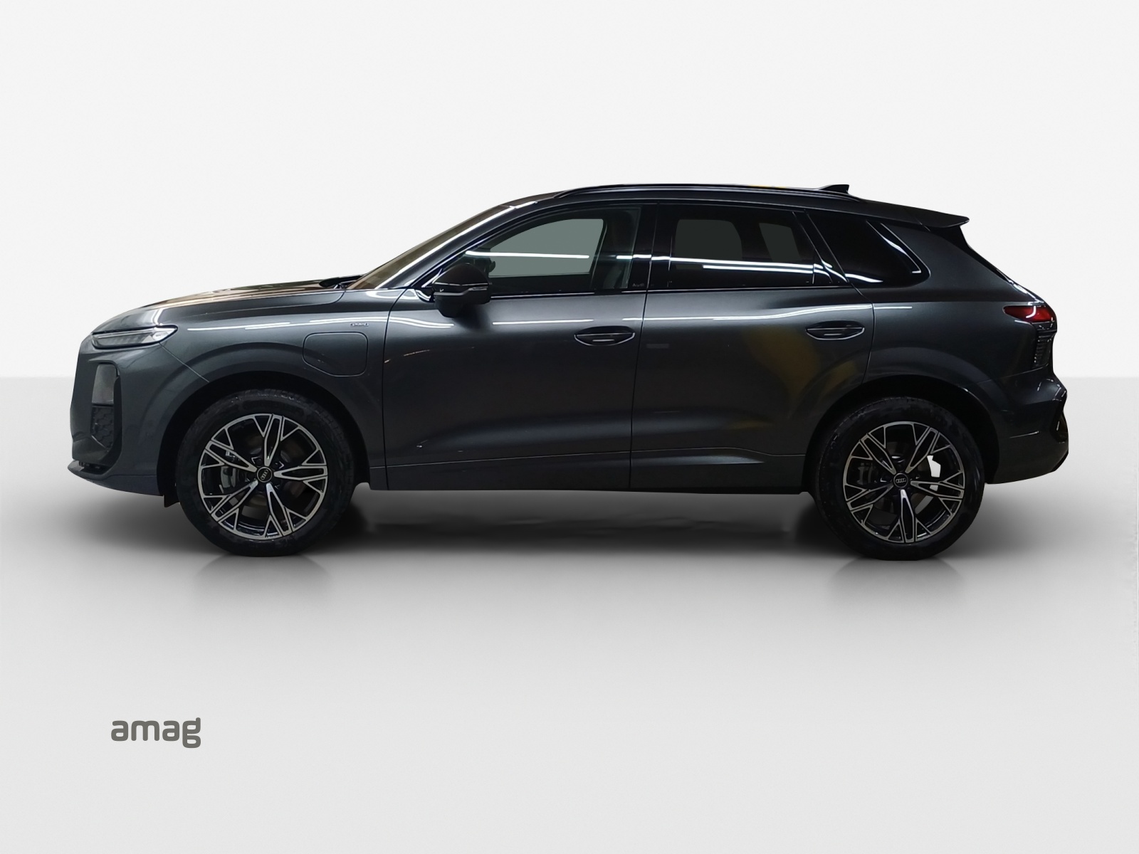 AUDI Q3 SUV e-hybrid 200 kW S tronig-showroom-element-1