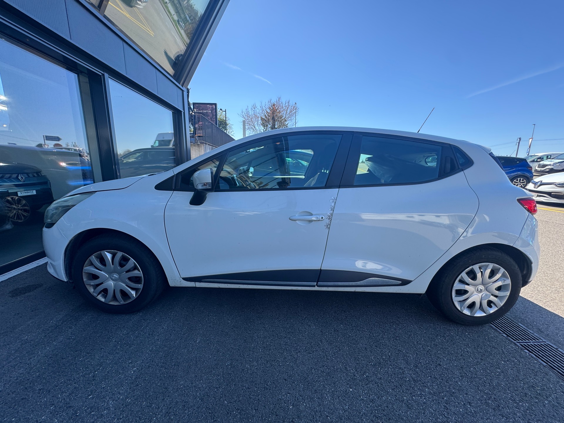 RENAULT Clio 0.9 12V Swiss Edition-showroom-element-3