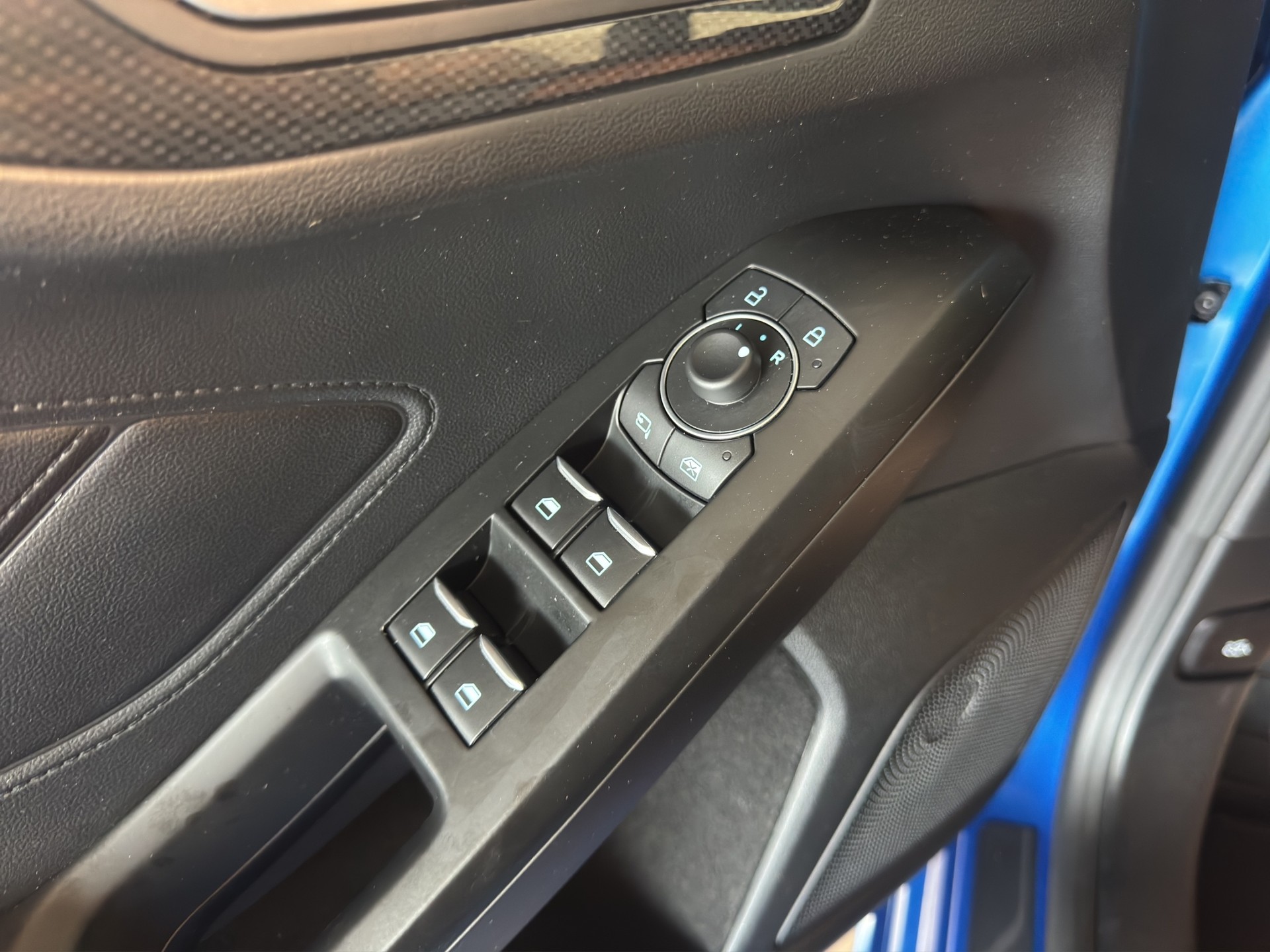 FORD Focus 1.0 MHEV ST-Line-image-11