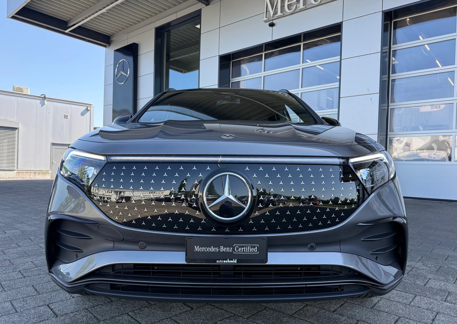 MERCEDES-BENZ EQA 350 AMG Line 4Matic Swiss Star-showroom-element-1
