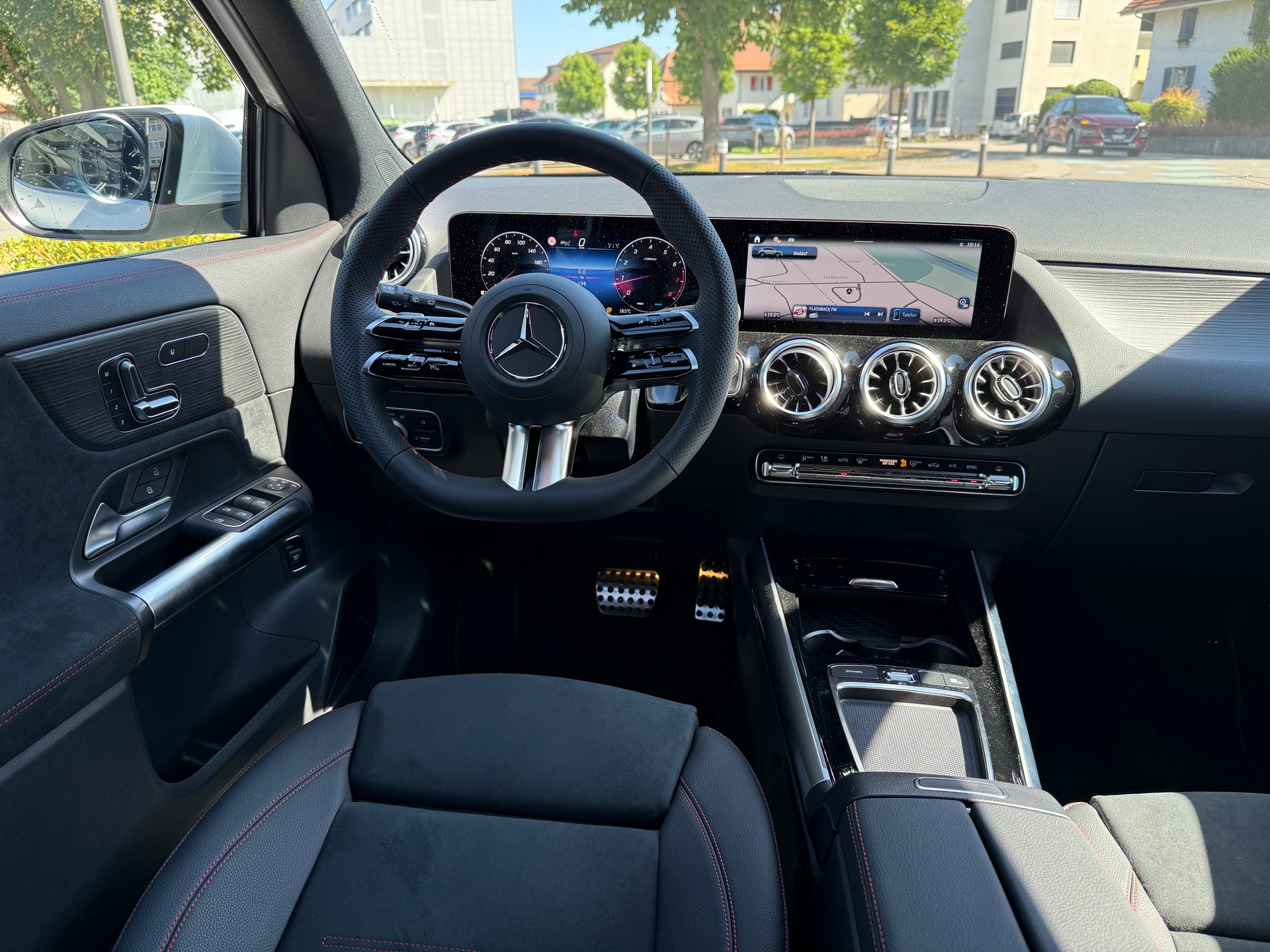 MERCEDES-BENZ GLA 250 Swiss Star AMG Line 4matic-image-4