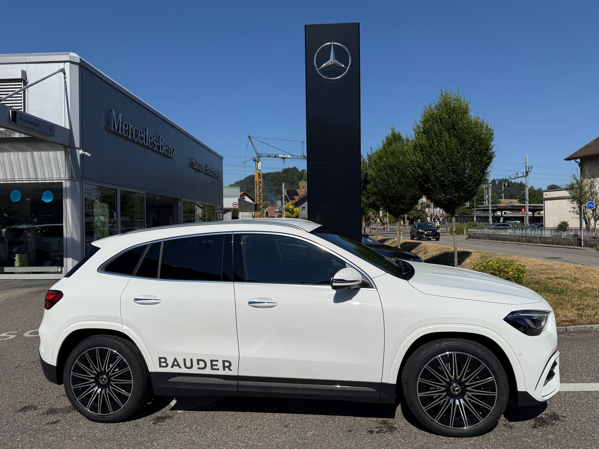 MERCEDES-BENZ GLA 250 Swiss Star AMG Line 4matic-image-9