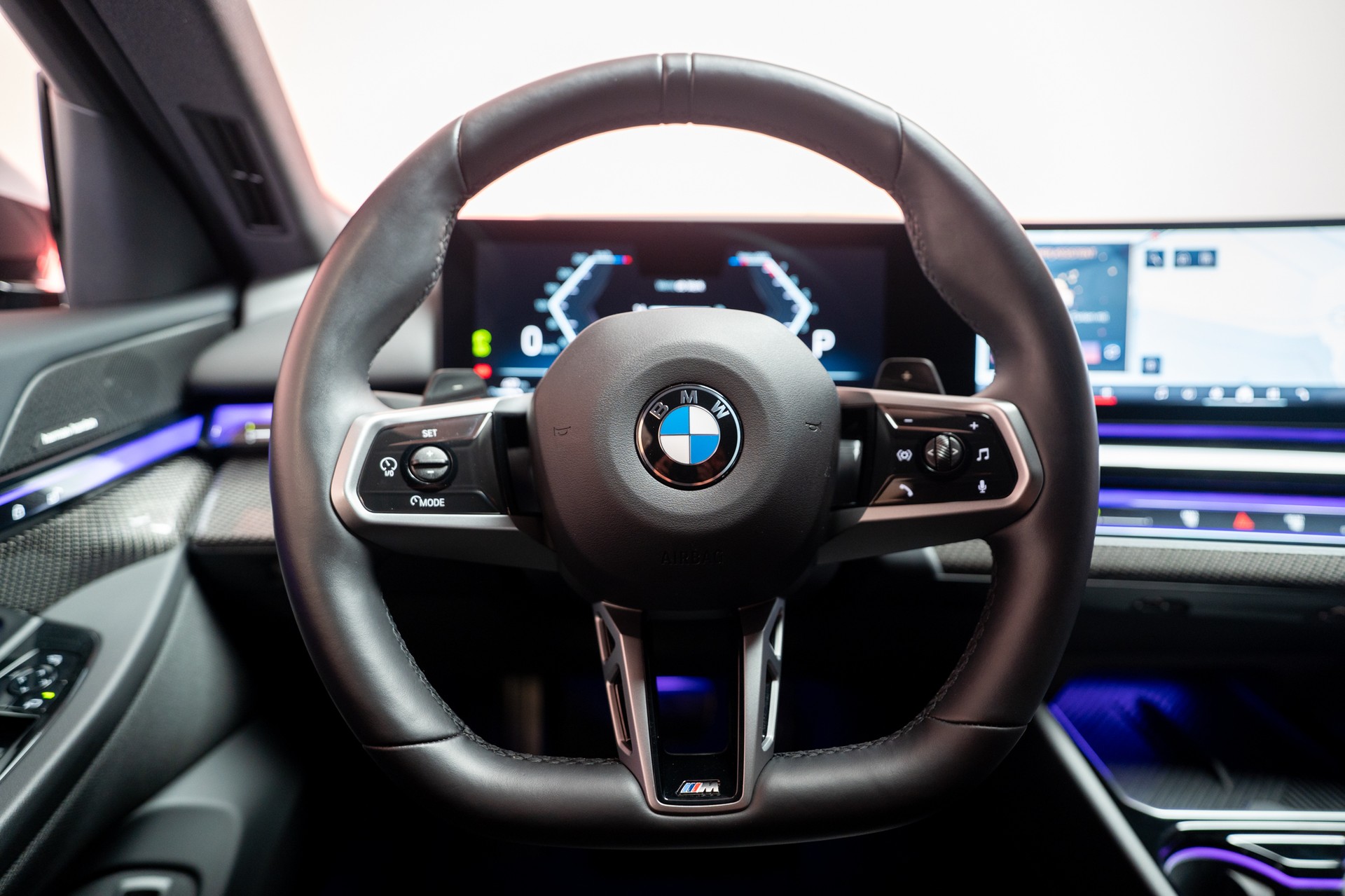 BMW 520i M Sport / HeadUp / 360°Kamer / Sitzbelüftung-image-17