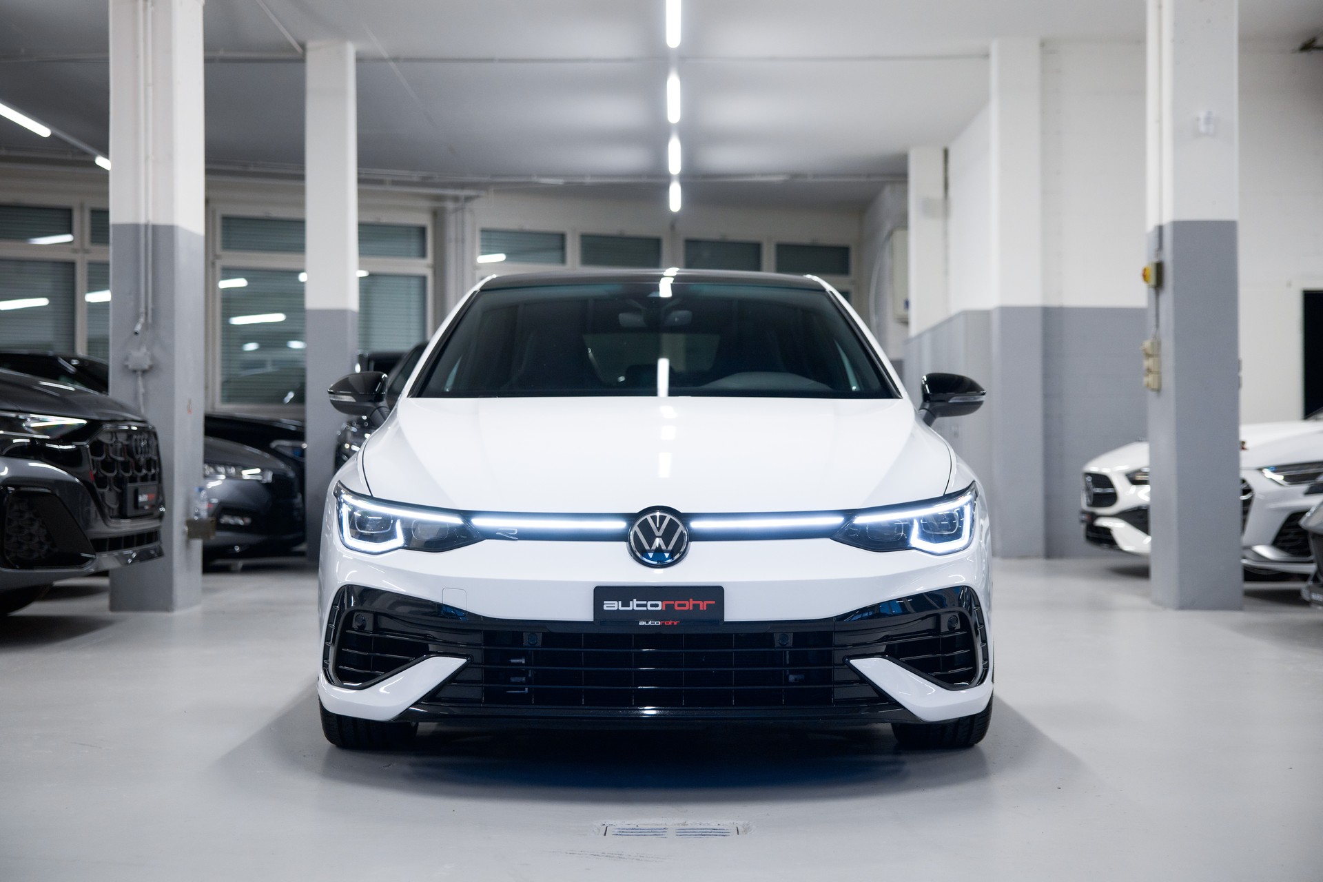 VW Golf 2.0 TSI R DSG 4Motion-showroom-element-1