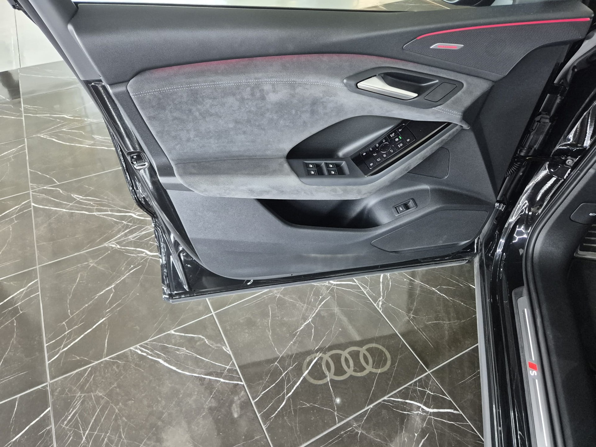 AUDI Q6 e-tron quattro S-LINE-image-18