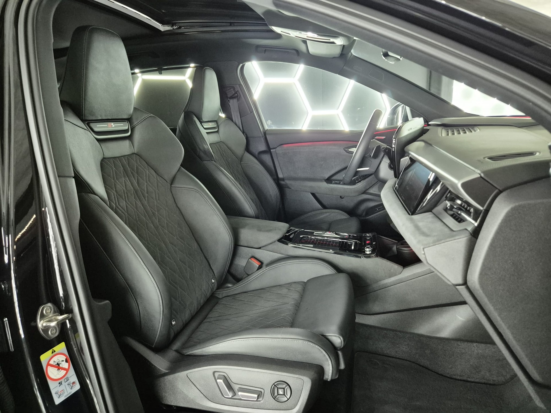 AUDI Q6 e-tron quattro S-LINE-image-27