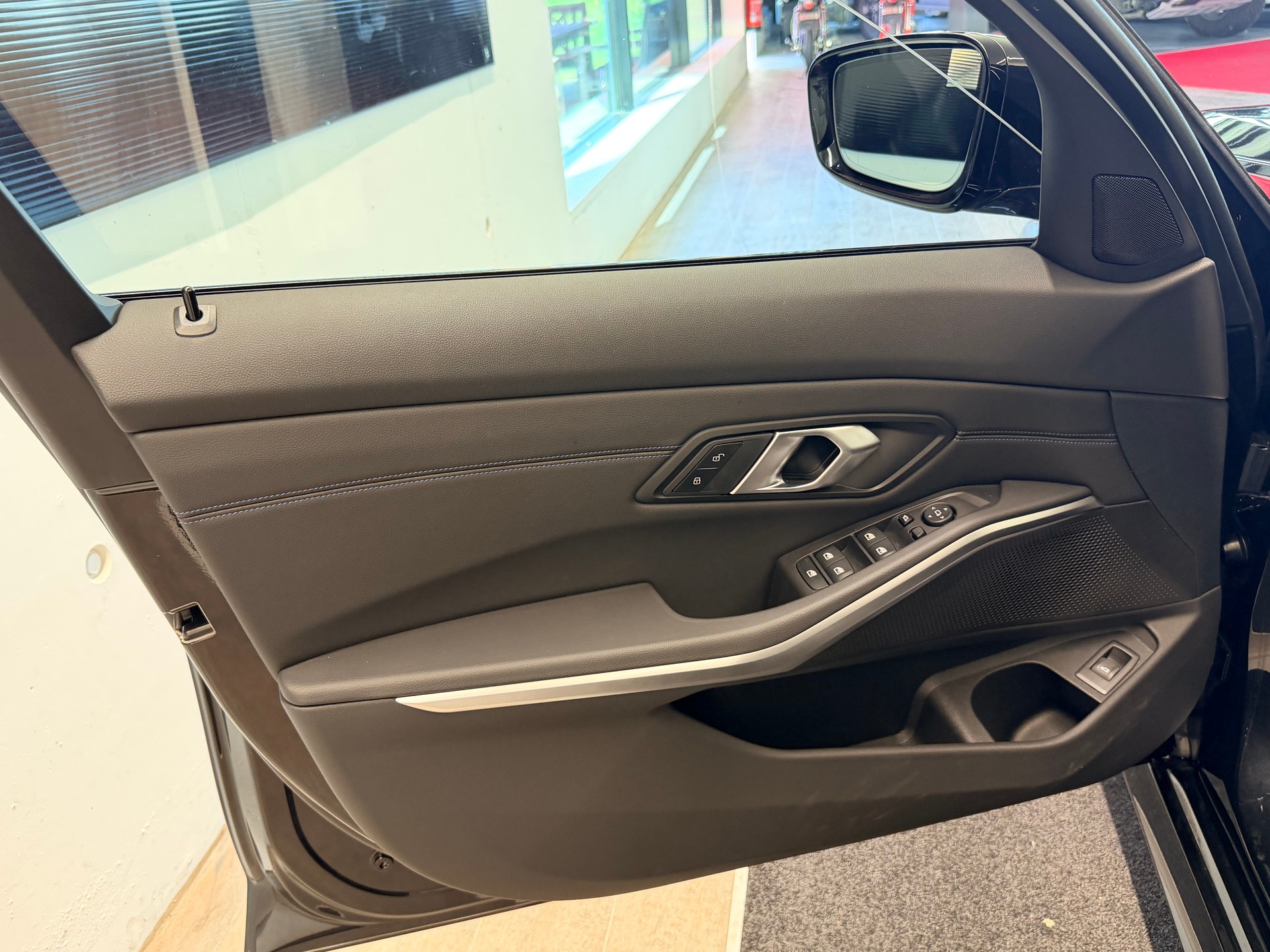 BMW 330i Touring xDrive Steptronic M Sport-image-13