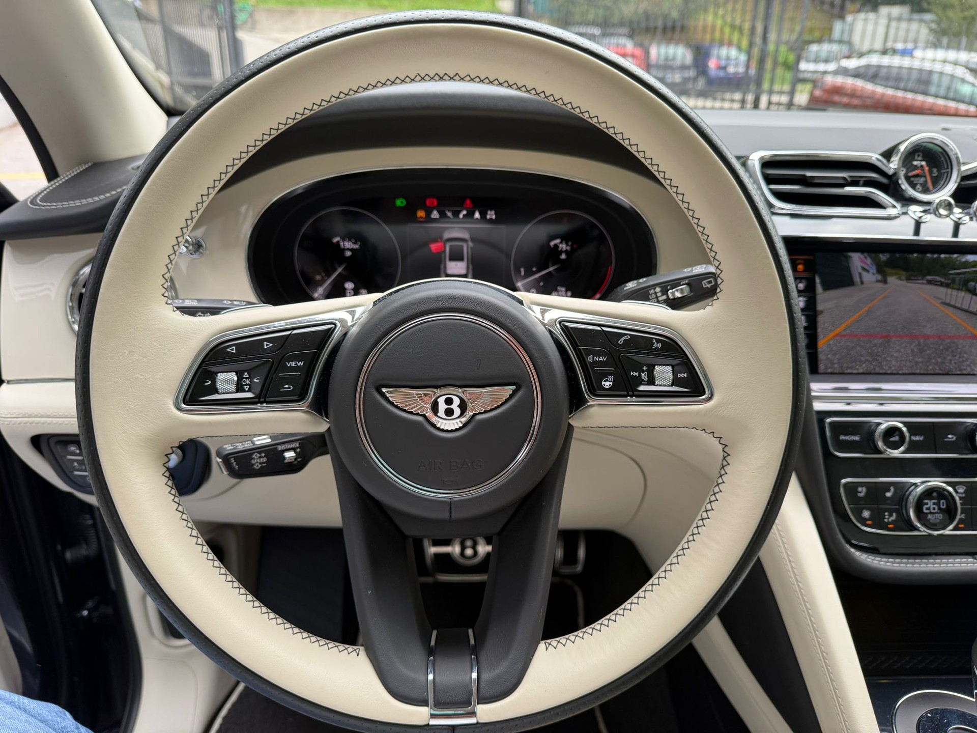 BENTLEY Bentayga EWB V8-image-10