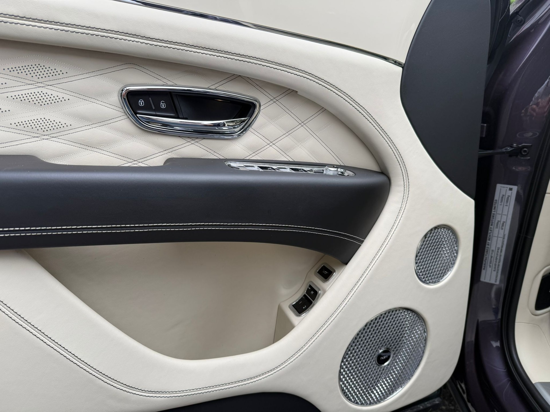 BENTLEY Bentayga EWB V8-image-14