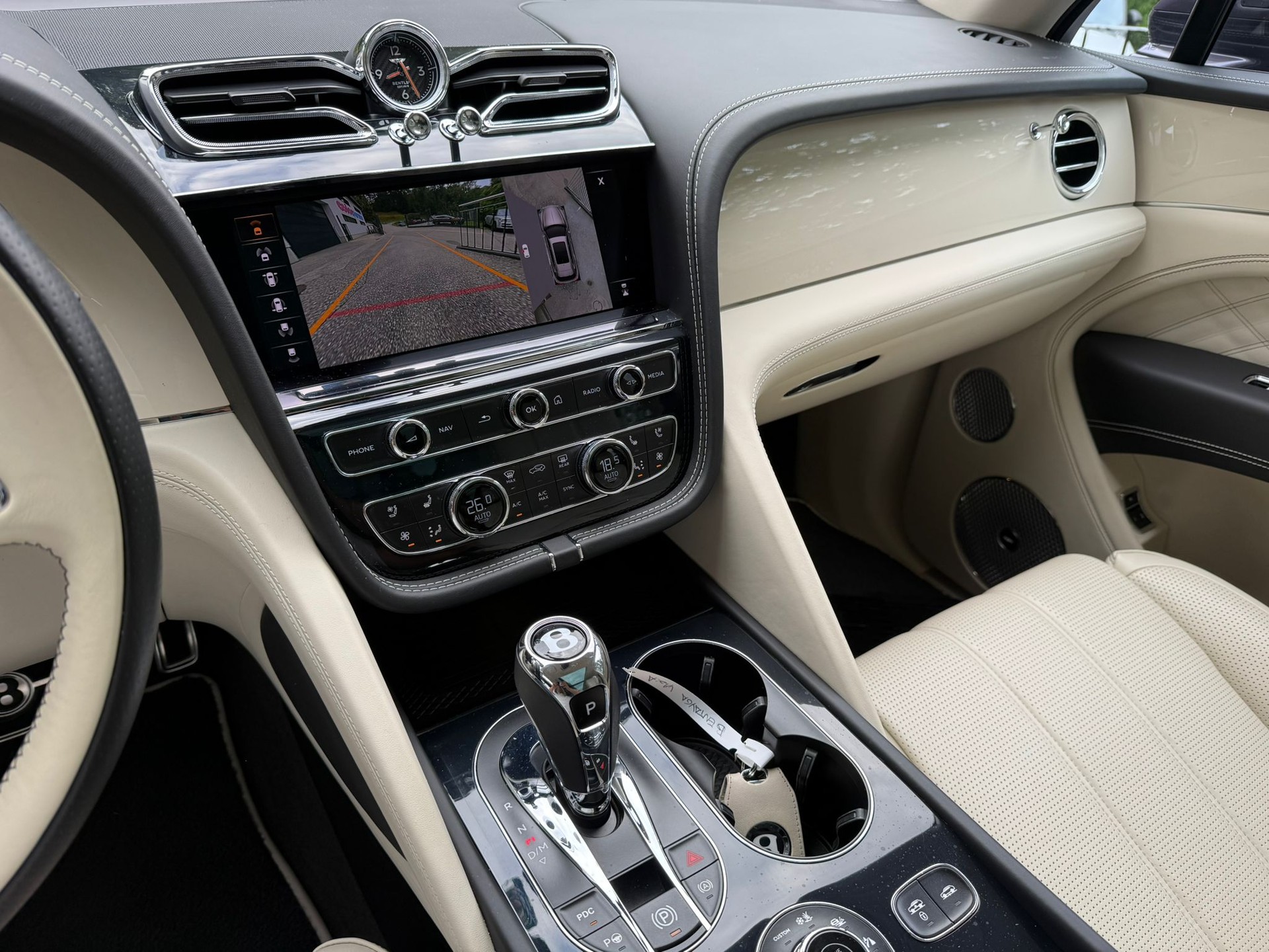 BENTLEY Bentayga EWB V8-image-12