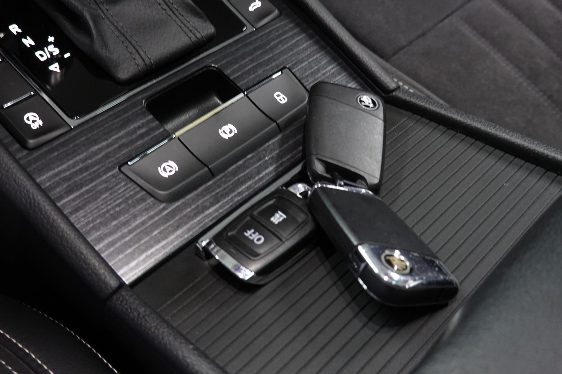 SKODA SUPERB COMBI 2.0 TDI SILVER AMBITION 4x4 DSG CH-FZ SEHR SPARSAM VIEL PLATZ-image-23