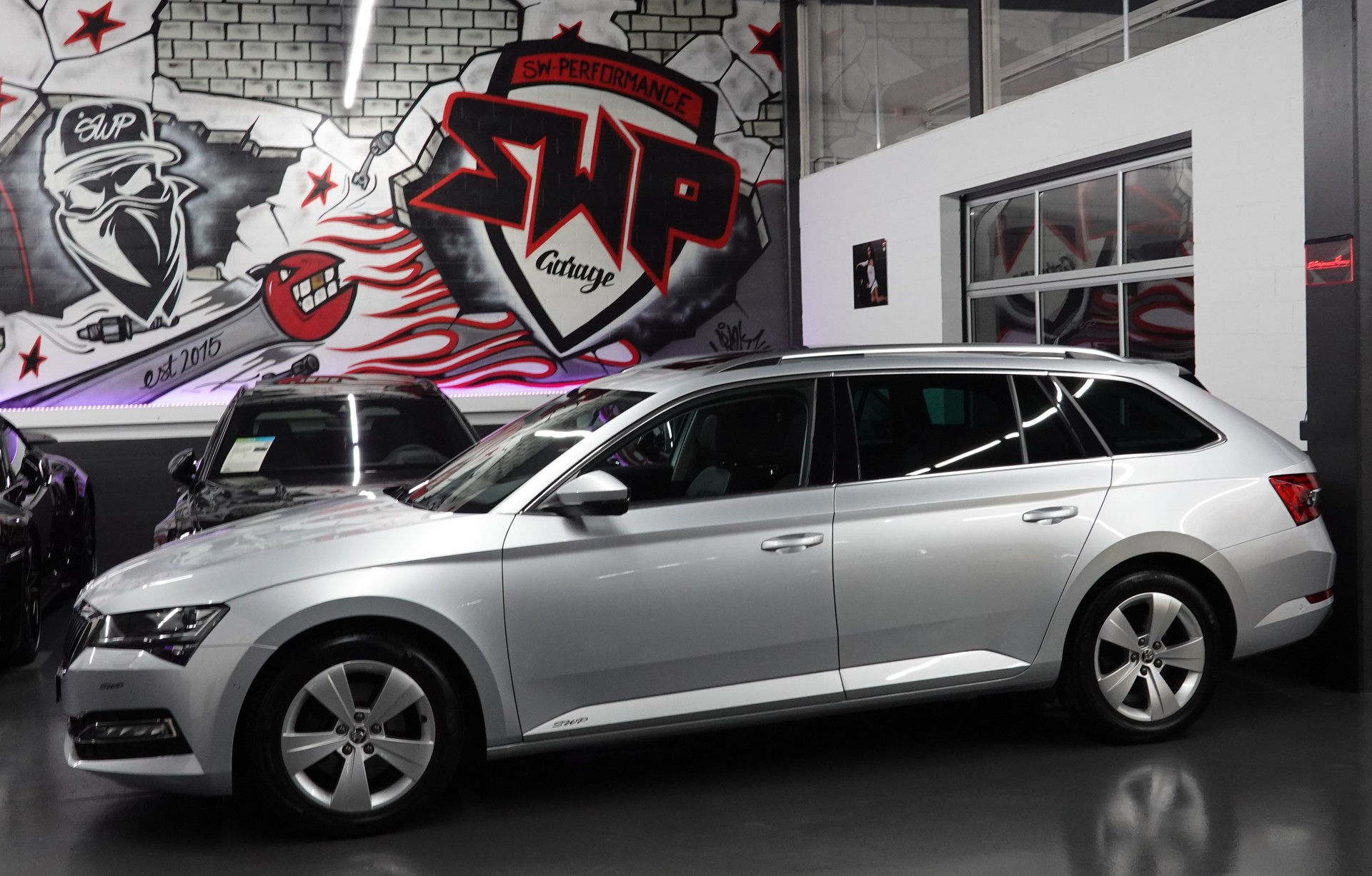 SKODA SUPERB COMBI 2.0 TDI SILVER AMBITION 4x4 DSG CH-FZ SEHR SPARSAM VIEL PLATZ-showroom-element-1