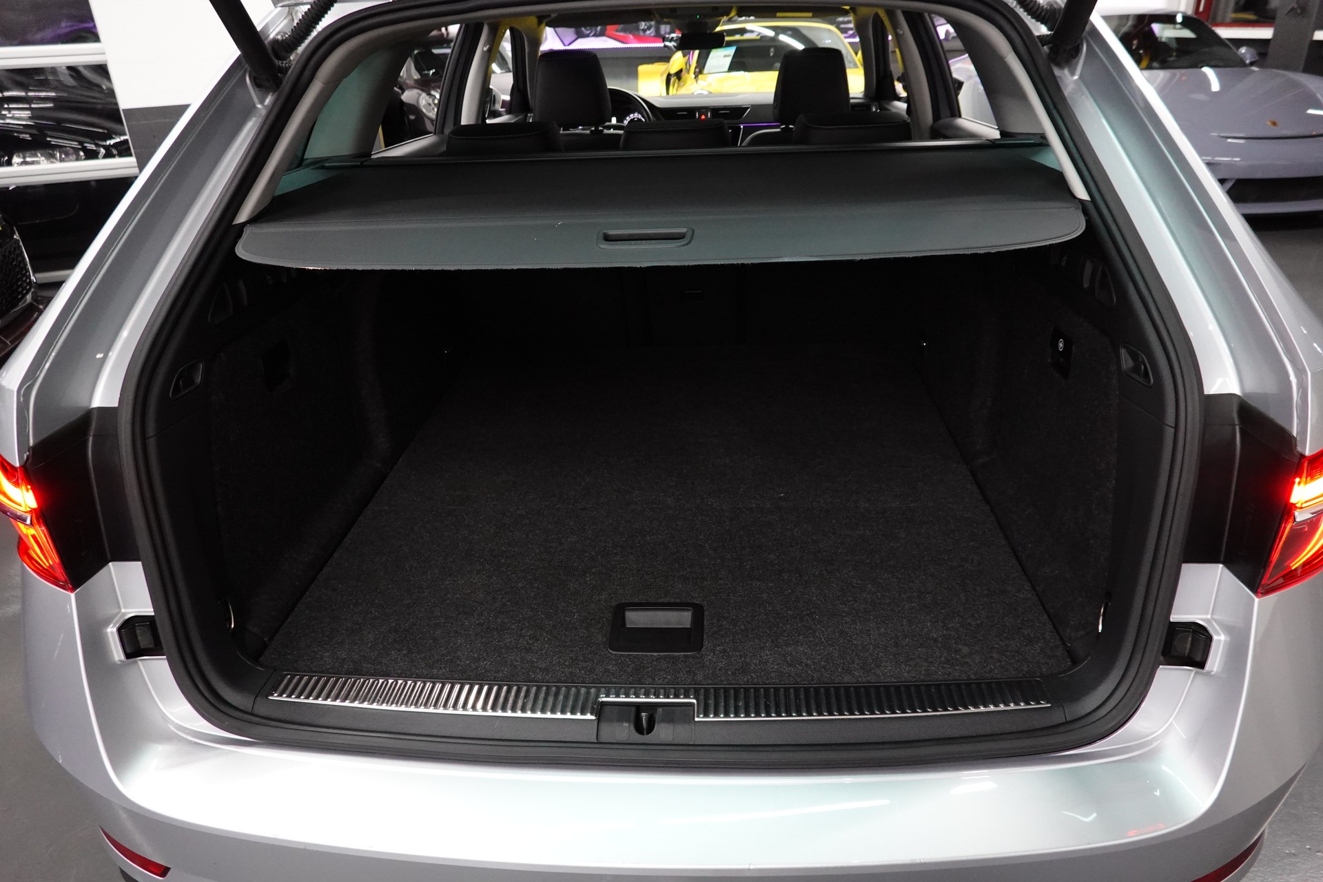 SKODA SUPERB COMBI 2.0 TDI SILVER AMBITION 4x4 DSG CH-FZ SEHR SPARSAM VIEL PLATZ-image-32