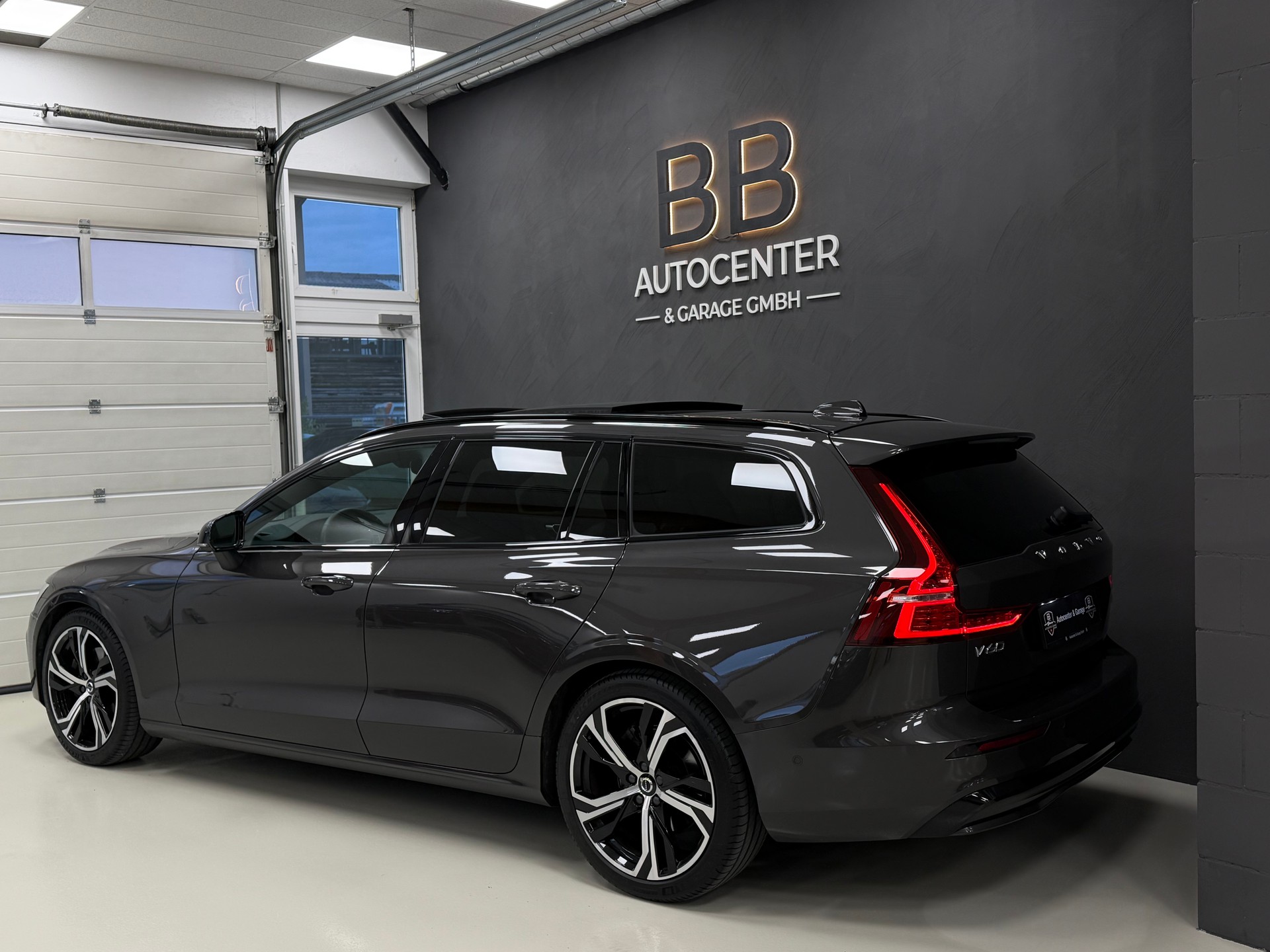 VOLVO V60 B4 Benzin Mild Hybrid Ultra Dark DCT °° 5 Jahre oder 200'000 KM Hersteller-Garantie °°-image-4