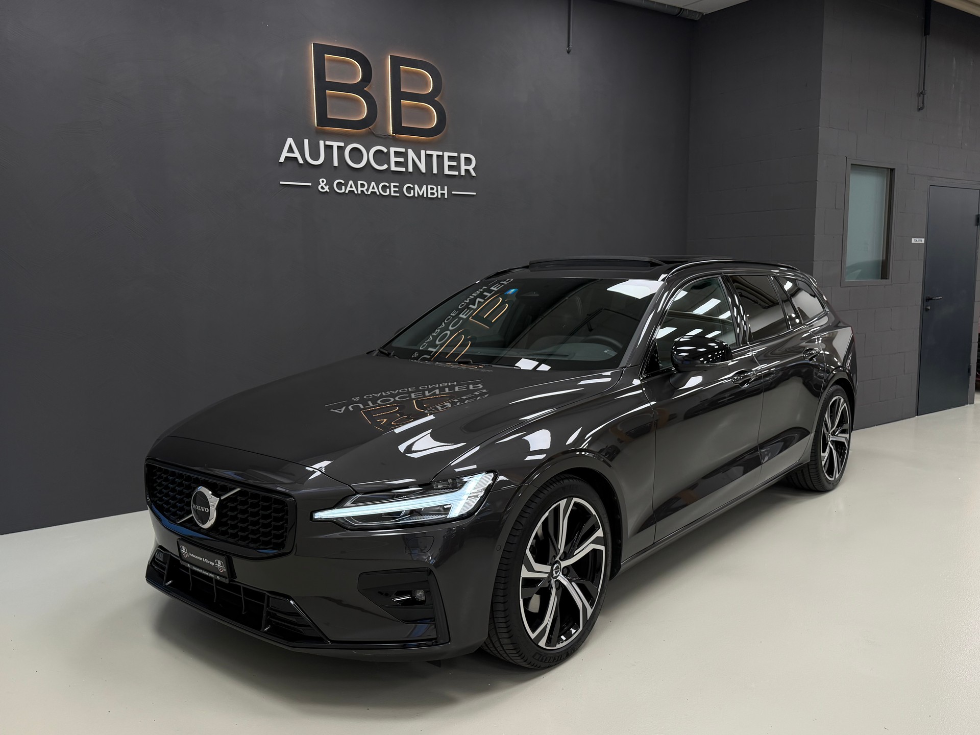 VOLVO V60 B4 Benzin Mild Hybrid Ultra Dark DCT °° 5 Jahre oder 200'000 KM Hersteller-Garantie °°