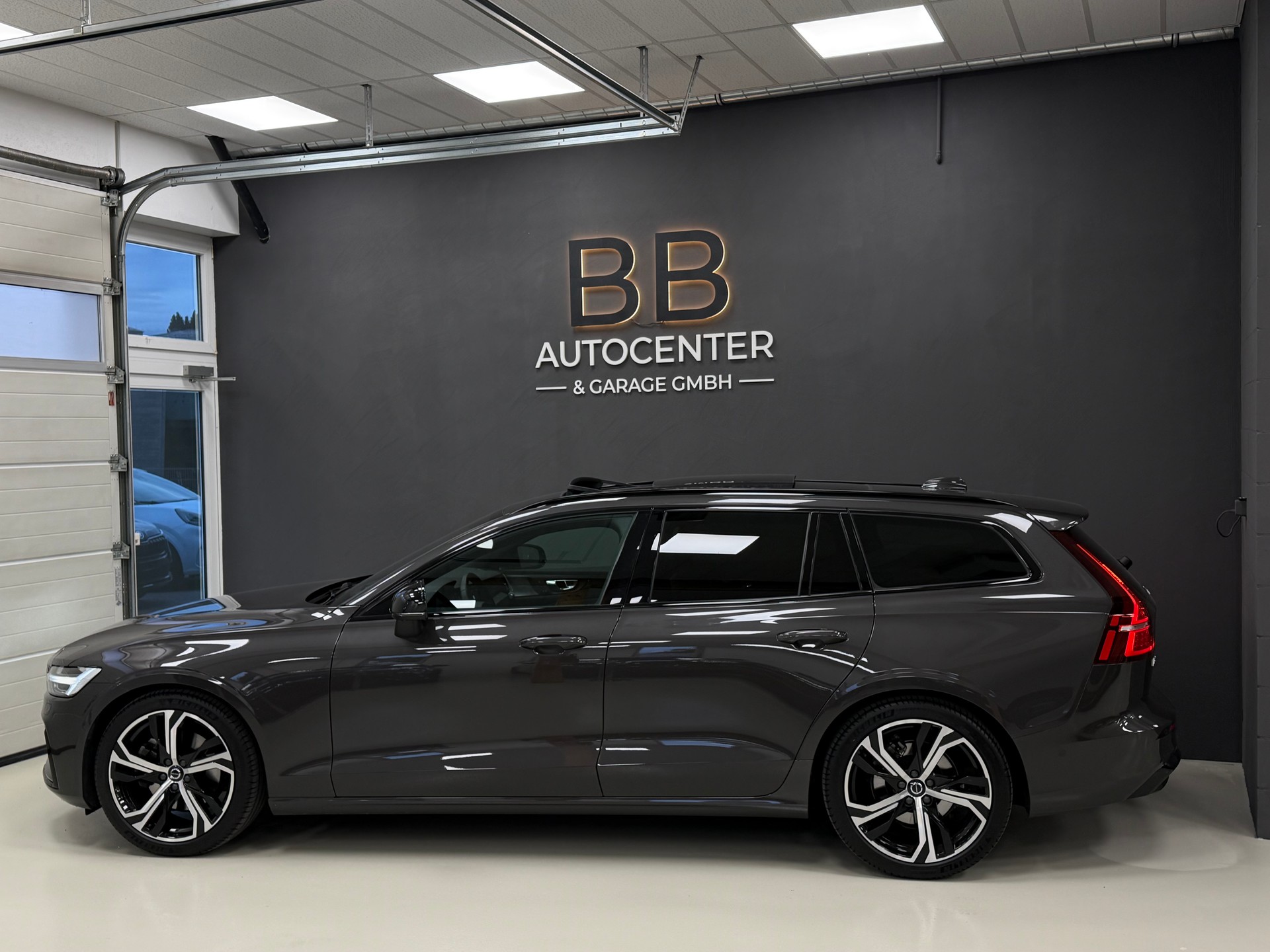 VOLVO V60 B4 Benzin Mild Hybrid Ultra Dark DCT °° 5 Jahre oder 200'000 KM Hersteller-Garantie °°-showroom-element-3