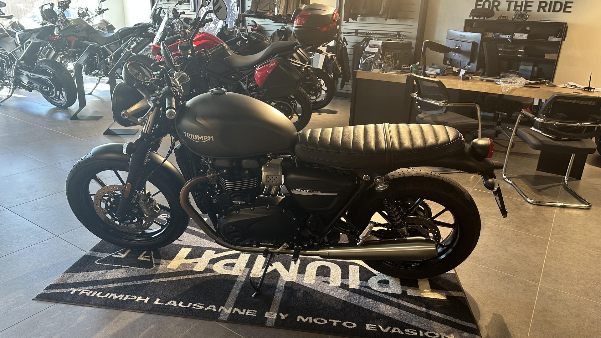 TRIUMPH Street Twin 900 i-showroom-element-1