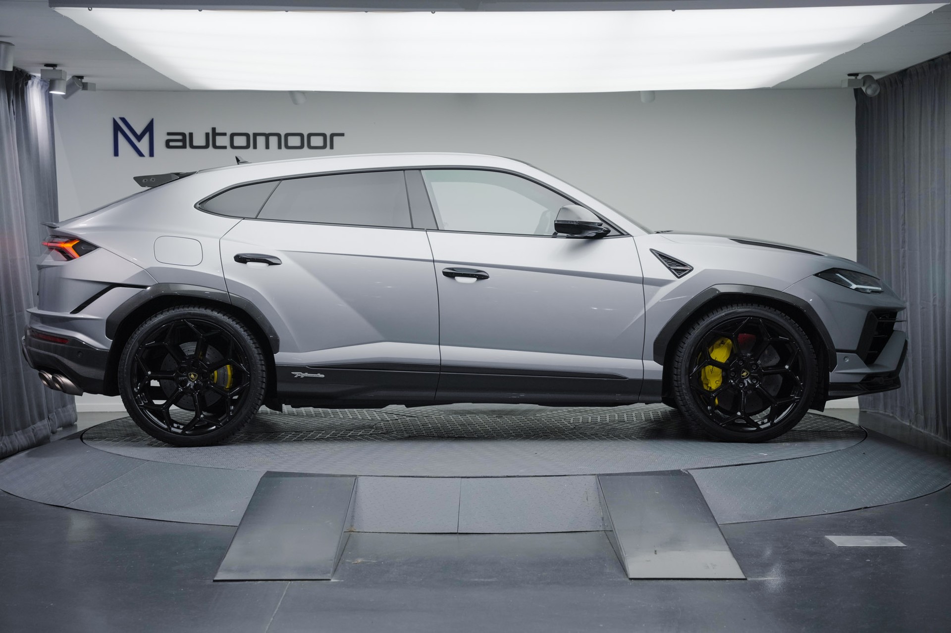 LAMBORGHINI Urus Performante *Full Carbon* *Akrapovic* *B&O*-showroom-element-3