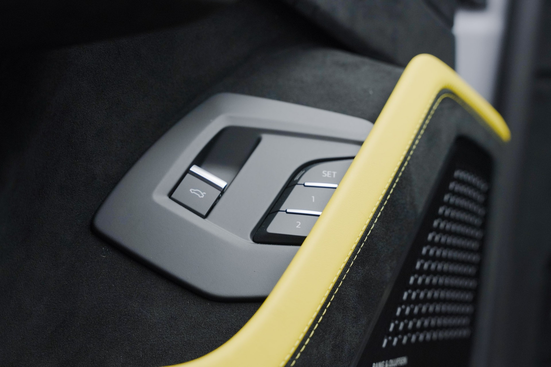 LAMBORGHINI Urus Performante *Full Carbon* *Akrapovic* *B&O*-image-40