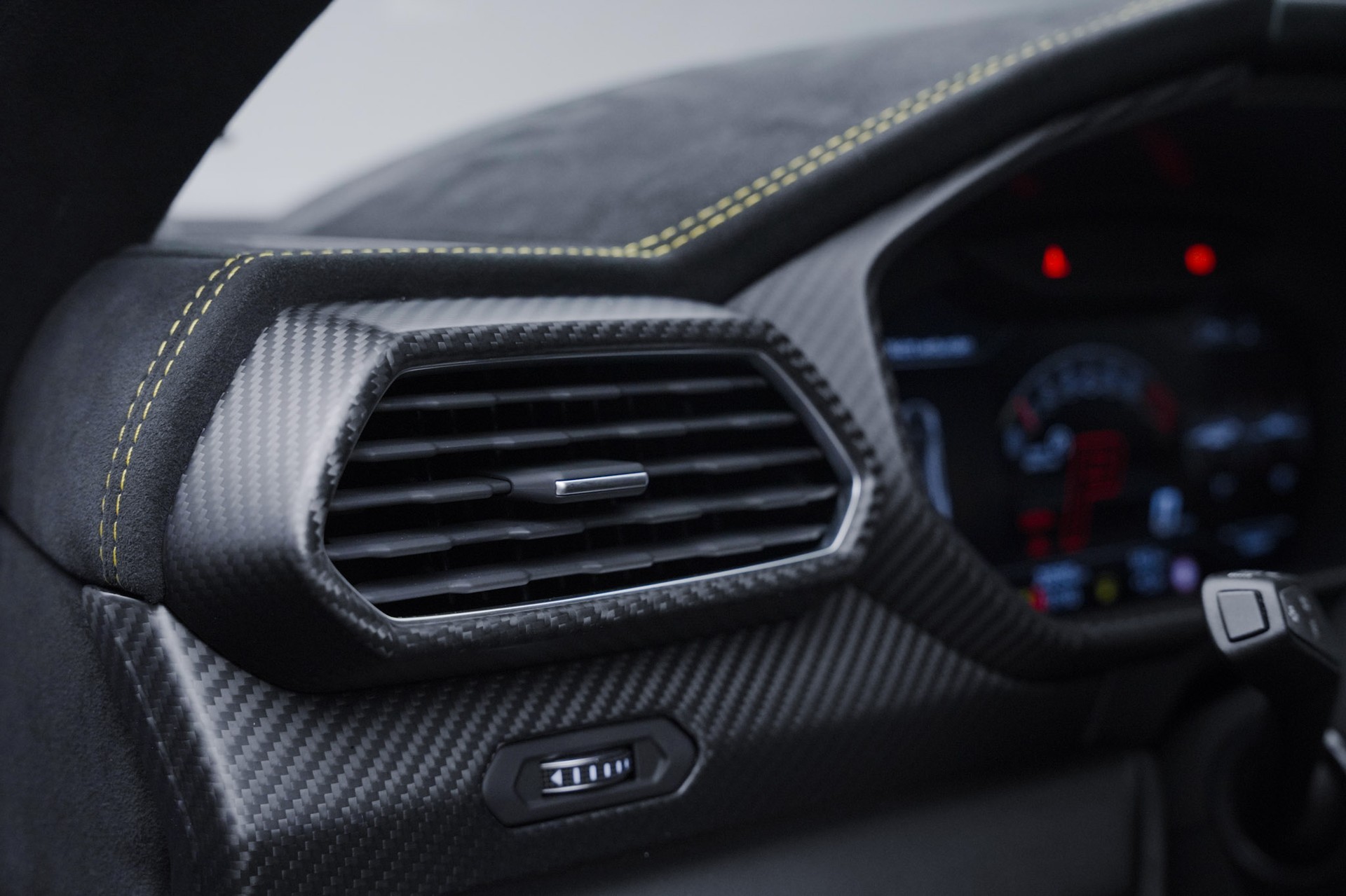 LAMBORGHINI Urus Performante *Full Carbon* *Akrapovic* *B&O*-image-32